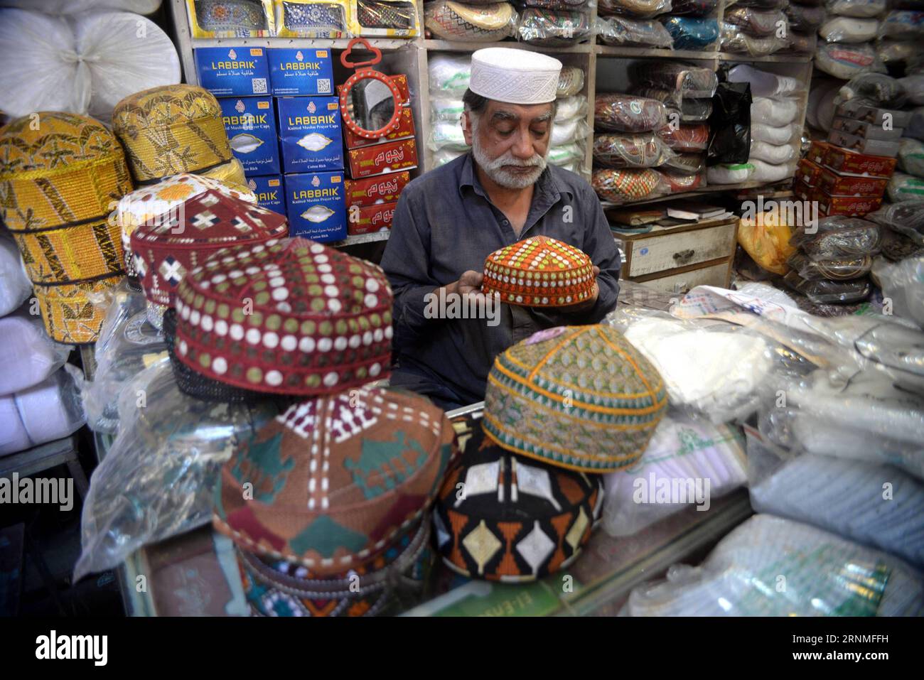 (170526) -- PESHAWAR, 26. Mai 2017 -- Ein Ladenbesitzer arrangiert traditionelle Kappen, die verwendet werden, um vor dem heiligen Monat Ramadan im nordwestlichen pakistanischen Peshawar am 26. Mai 2017 zu beten. Muslime bereiten sich auf den heiligen Monat Ramadan vor, in dem sie von morgens bis abends fasten. (lrz) PAKISTAN-PESAHWAR-RAMADAN-VORBEREITUNG UmarxQayyum PUBLICATIONxNOTxINxCHN Peshawar Mai 26 2017 ein Ladenbesitzer arrangiert traditionelle Kappen, die zum Gebet vor dem Heiligen Monat Ramadan im Nordwesten Pakistans S Peshawar AM 26 2017. Mai verwendet werden Stockfoto