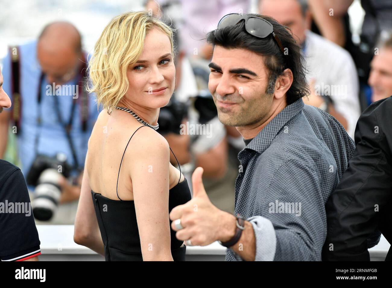 (170526) -- CANNES, 26. Mai 2017 -- Regisseur Fatih Akin (R) und Schauspielerin Diane Kruger des Films in der Fade posieren für einen Fototermin in Cannes, Frankreich am 26. Mai 2017. Der Film in the Fade unter der Regie von Fatih Akin wird für die Palme d oder auf dem 70. Filmfestival von Cannes konkurrieren. )(yk) FRANKREICH-CANNES-70. FILMFESTSPIELE CANNES-IN WETTBEWERB-IN DER FADE-FOTOAUFRUF ChenxYichen PUBLICATIONxNOTxINxCHN Cannes Mai 26 2017 Regisseur Fatih Akin r und Schauspielerin Diane Kruger des Films in der Fade Pose für einen FOTOTERMIN in Cannes Frankreich AM 26 2017. Mai der Film in der Fade Regie von Fatih Akin will konkurrieren Sie um Stockfoto