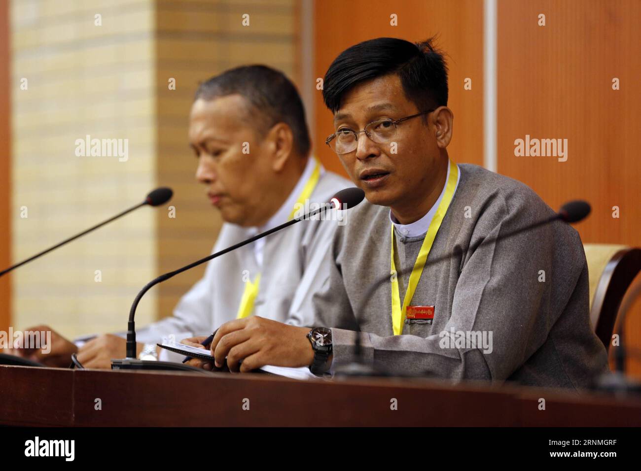 (170528) -- NAY PYI TAW, 28. Mai 2017 -- U Zaw Htay (R), Generaldirektor des Büros des Staatsräteamts, spricht mit den Medien auf einer Pressekonferenz über die Sitzung des Gemischten Ausschusses für den Friedensdialog der Union (UPDJC) während der zweiten Sitzung der Panglong-Friedenskonferenz des 21. Jahrhunderts in Myanmar in Nay Pyi Taw, Myanmar, am 28. Mai 2017. Mit einer Sitzung des Gemischten Ausschusses für den Friedensdialog der union (UPDJC) Myanmars am späten Sonntag wurde keine Einigung über die Frage der Nichtabspaltung von staaten aus der Union erzielt. U Aung) (lrz) MYANMAR-NAY PYI TAW-FRIEDENSKONFERENZ yangon PUBLICATIONxNOTxINxCHN Stockfoto