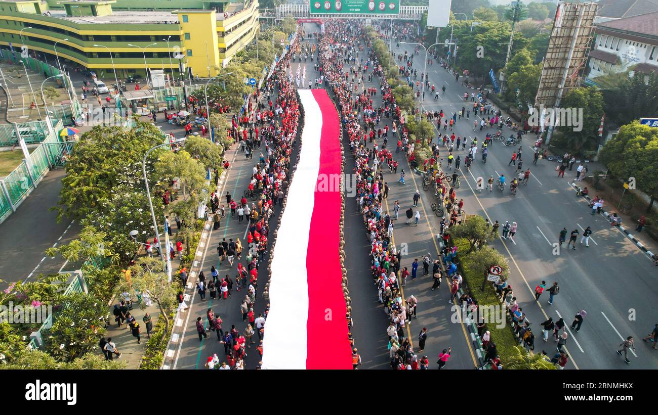 Luftaufnahme der indonesischen Langflagge Merah Putih am indonesischen Unabhängigkeitstag. Bekasi, Indonesien 2. September 2023 Stockfoto