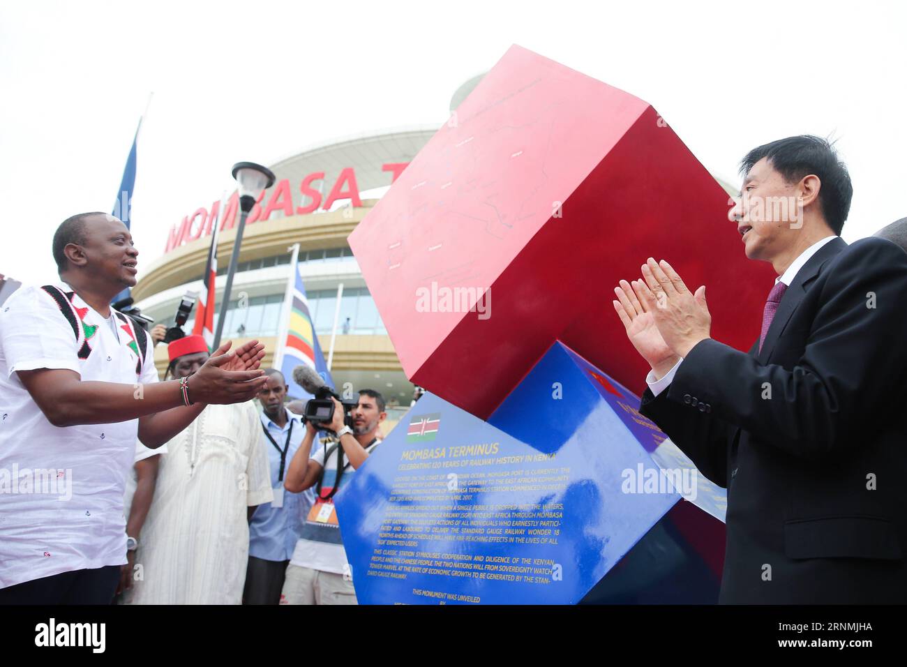 (170531) -- MOMBASA, 31. Mai 2017 -- der chinesische Staatsrat Wang Yong (R), der Sondergesandte des chinesischen Präsidenten Xi Jinping, und der kenianische Präsident Uhuru Kenyatta (L) nehmen an einer Zeremonie Teil, bei der der Passagierzug der 480 km langen Mombasa-Nairobi Standard Gauge Railway (SGR) in Mombasa, Kenia, 31. Mai 2017, eröffnet wird. ) (zw) KENYA-MOMBASA-NAIROBI-SGR-LAUNCHING PanxSiwei PUBLICATIONxNOTxINxCHN Mombasa Mai 31 2017 die chinesischen Staatsräte Wang Yong r der Sondergesandte des chinesischen Präsidenten Xi Jinping und der kenianische Präsident Uhuru Kenyatta l nehmen an einer Zeremonie zur Eröffnung des Personenzugdienstes der Teil Stockfoto