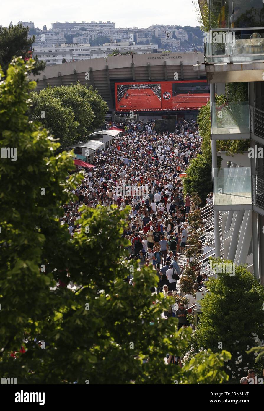 (170601) -- PARIS, 1. Juni 2017 -- Zuschauer werden auf der Durchgangsstraße am 4. Tag beim French Open Tennis Tournament 2017 in Roland Garros, Paris, Frankreich, am 31. Mai 2017 gesehen. ) (SP)FRANCE-PARIS-TENNIS-ROLAND GARROS-DAY 4 HanxYan PUBLICATIONxNOTxINxCHN Paris 1. Juni 2017 Zuschauer sind die Seen AUF der Durchgangsstraße AM 4. Tag des French Open Tennis Tournament 2017 in Roland Garros Paris Frankreich AM 31 2017. Mai SP France Paris Tennis Roland Garros Day 4 HanxYan PUBLICATIONxNOTxINxCHN Stockfoto