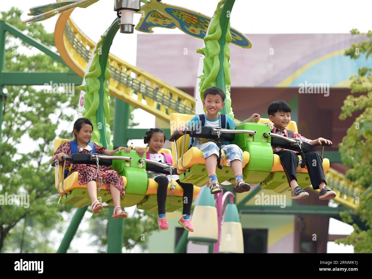 (170601) -- HEFEI, 1. Juni 2017 -- von Freiwilligen mitgenommene Kinder und Behinderte besuchen den Wanda Theme Park in Hefei, der Hauptstadt der ostchinesischen Provinz Anhui, am 1. Juni 2017. Youngsters feierten den Internationalen Kindertag am Donnerstag auf verschiedene Weise in ganz China. ) (zhs) CHINA-INTERNATIONAL CHILDREN S DAY (CN) GuoxChen PUBLICATIONxNOTxINxCHN Hefei 1. Juni 2017 Hinterlassene Kinder und BEHINDERTE Kinder von Freiwilligen besucht Wanda Theme Park in Hefei Hauptstadt der ostchinesischen Provinz S Anhui 1. Juni 2017 Jugendliche feierten den Internationalen Kindertag AM Donnerstag in VA Stockfoto