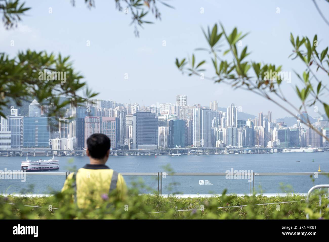 (170601) -- HONGKONG, 1. Juni 2017 -- Ein Mann genießt Landschaft im Kai Tak Cruise Terminal Park in Hong Kong, Südchina, 17. Mai 2017. In diesem Jahr jährt sich die Rückkehr Hongkongs ins Mutterland zum 20. Mal. ) (wyl) CHINA-HONG KONG-RETURN ANNIVERSARY-VIEWS (CN) LiuxYun PUBLICATIONxNOTxINxCHN Hong KONG 1. Juni 2017 ein Mann genießt Landschaft IM Kai Tak Cruise Terminal Park in Hong Kong South China 17. Mai 2017 in diesem Jahr jährt sich die Rückkehr von Hong Kong ins Mutterland wyl China Hong Kong Jubiläumsansichten CN LiuxYun PUBLICATIONxNOTxINxCHN Stockfoto