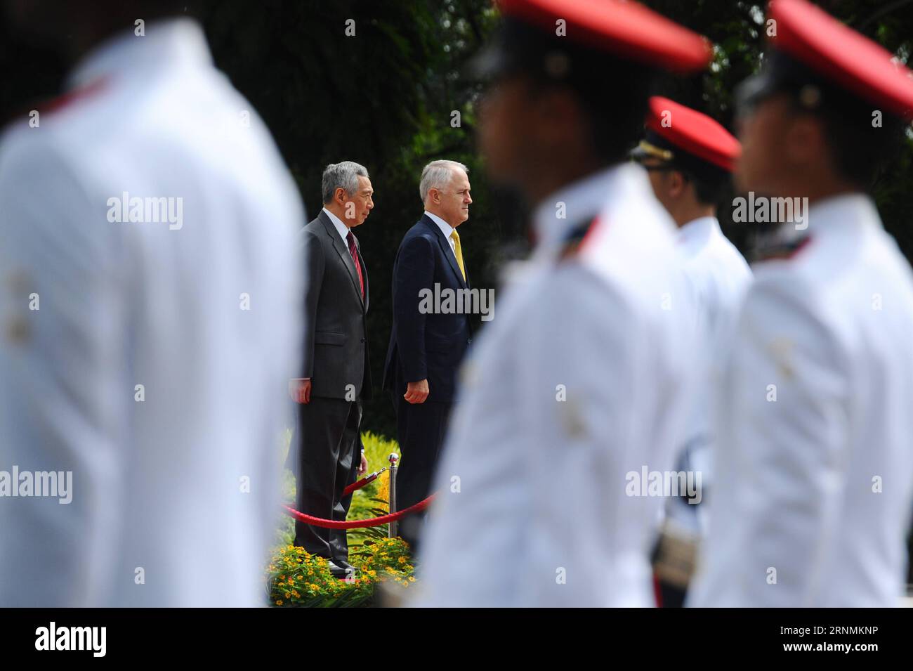 (170602) -- SINGAPUR, 2. Juni 2017 -- Singapurs Premierminister Lee Hsien Loong (L) veranstaltet am 2. Juni 2017 eine Begrüßungszeremonie für Australiens Premierminister Malcolm Turnbull in Istana in Singapur. Turnbull begann am Freitag einen dreitägigen offiziellen Besuch in Singapur. (zcc) SINGAPUR-AUSTRALISCHER Premierminister-BESUCH ThenxChihxWey PUBLICATIONxNOTxINxCHN Singapur 2. Juni 2017 die Premierminister von Singapur Lee Hsien Loong l veranstalten eine Begrüßungszeremonie für die australischen Premierminister Malcolm Turnbull in Singapur S Istana AM 2. Juni 2017 begann Turnbull einen dreitägigen offiziellen Besuch in Singapur AM Freitag, dem ZCC Singapo Stockfoto