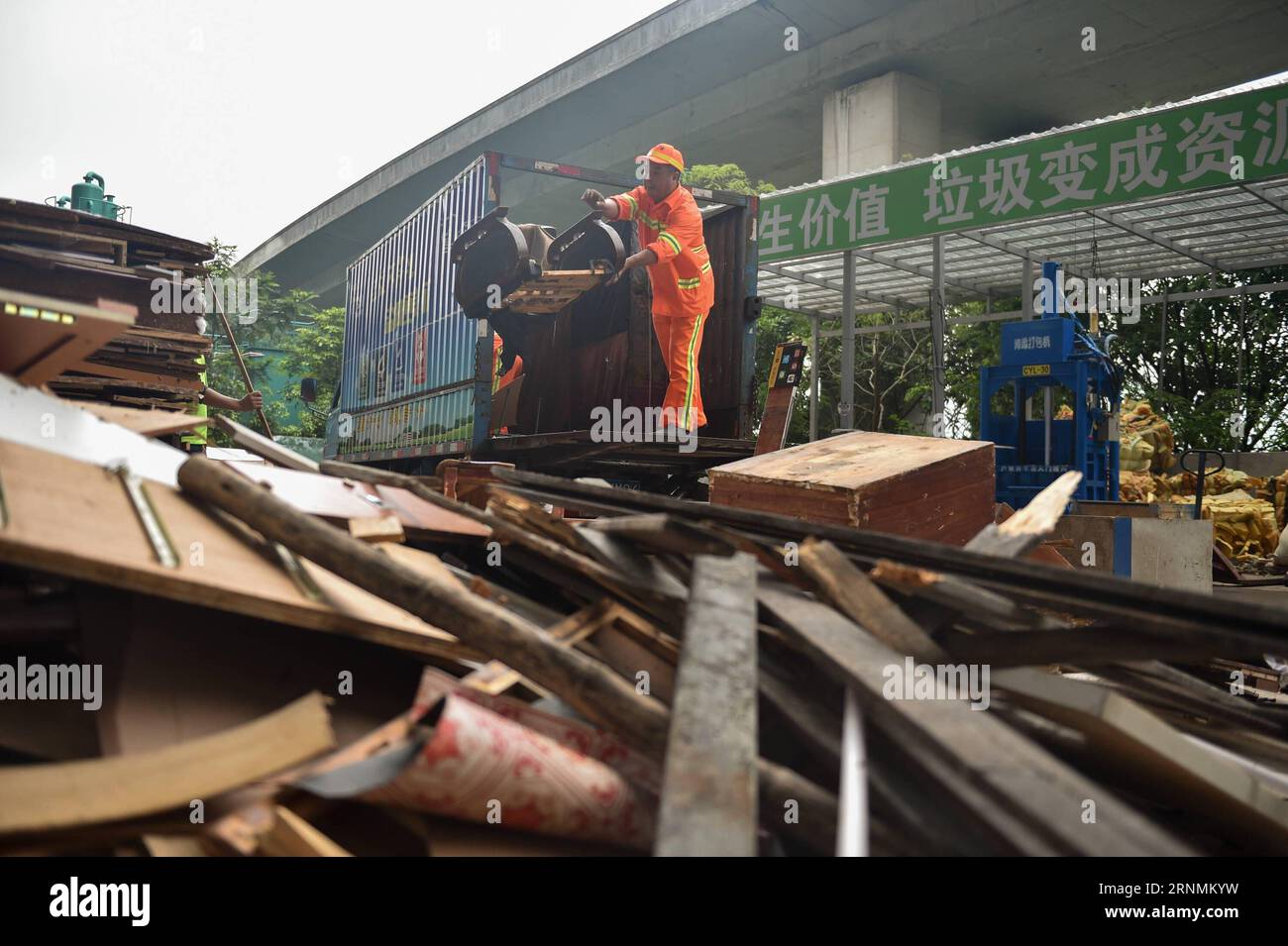 (170602) -- SHENZHEN, 2. Juni 2017 -- Ein Mitarbeiter sortiert Altmöbel im Bezirk Yantian von Shenzhen, Provinz Guangdong in Südchina, 25. April 2017. )(mcg) CHINA-GUANGDONG-SHENZHEN-GARBAGE DISPOSAL (CN) MaoxSiqian PUBLICATIONxNOTxINxCHN Shenzhen 2. Juni 2017 ein Mitarbeiter sortiert ABFALLMÖBEL im Yantian District von Shenzhen Südchina S Provinz Guangdong April 25 2017 mcg China Guangdong Shenzhen Müllentsorgung CN MaoxSiqian PUBLATIONxNOTxCHINxChina Stockfoto