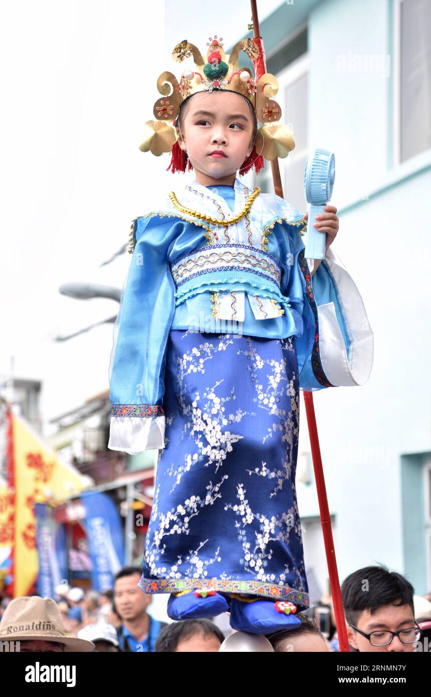 (170605) -- HONG KONG, 5. Juni 2017 -- Ein Kind nimmt an einer Volksvorstellung während einer Parade in Hong Kong, Südchina, 3. Mai 2017 Teil. Am 1. Juli 2017 jährt sich die Rückkehr Hongkongs ins Mutterland zum 20. Mal. ) (Ry) CHINA-HONG KONG-RETURN ANNIVERSARY-FOLK BRAUCH (CN) WangxXi PUBLICATIONxNOTxINxCHN Hong KONG 5. Juni 2017 ein Kind nimmt an einer Volksaufführung während einer Parade in Hongkong Südchina Teil 3. Mai 2017 1. Juli 2017 Dies ist der 20. JAHRESTAG der Rückkehr Hongkongs zum Mutterland Ry China Hongkong Return Anniversary Folk Custom CN PUBLICATIONxNOTxINxCHN Stockfoto