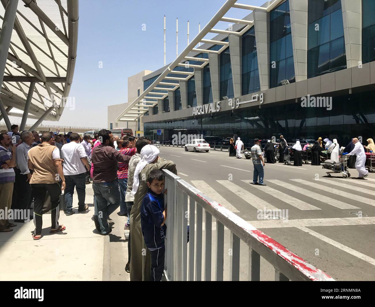 (170605) -- KAIRO, 5. Juni 2017 -- das Foto vom 5. Juni 2017 zeigt Menschen, die auf den internationalen Flughafen Kairo in Kairo, Ägypten, warten. Ägypten kündigte am Montag den Abbruch der diplomatischen Beziehungen zu Katar an und beschuldigte den Golf-arabischen Staat, terroristische Organisationen zu unterstützen, so eine Erklärung des Außenministeriums. In der Erklärung hieß es, Ägypten werde alle Luft- und Meeresräume schließen, Häfen für alle katarischen Transportmittel, um Ägyptens nationale Sicherheit zu erhalten. )(rh) ÄGYPTEN-KAIRO-KATAR-DIPLOMATISCHE BEZIEHUNGEN ZhaoxDingzhe PUBLICATIONxNOTxINxCHN Kairo 5. Juni 2017 Foto aufgenommen AM 5. Juni 2017 zeigt Celebritie Stockfoto