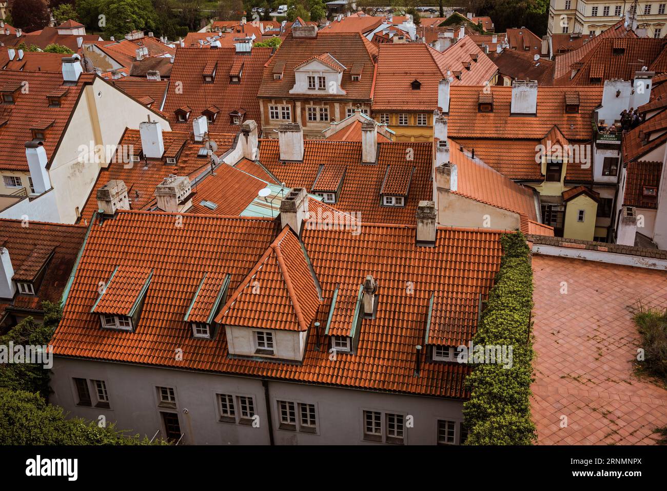 Blick von oben auf die Skyline der roten Dächer der Stadt Prag, Tschechische Republik. Blick aus der Vogelperspektive auf Prag mit Terrakotta-Dachziegeln, Prag, Tschechien. Altstadt Stockfoto