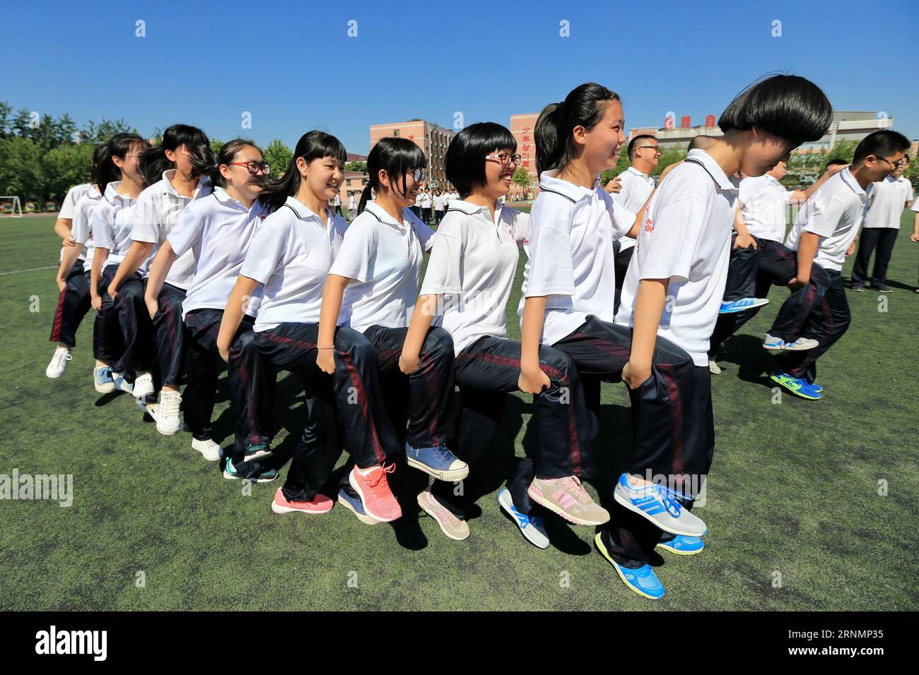 (170606) -- HENGSHUI, 6. Juni 2017 -- Kandidaten der nationalen College-Aufnahmeprüfung nehmen an einer Outdoor-Aktivität zur Entspannung an der No. 2 Middle School in Hengshui, nordchinesische Provinz Hebei, 6. Juni 2017 Teil. Insgesamt werden 9,4 Millionen chinesische High-School-Schüler an der nationalen Aufnahmeprüfung für das College 2017, bekannt als Gaokao, teilnehmen, die am Mittwoch beginnen soll, sagte das Bildungsministerium. ) (wyo) CHINA-COLLEGE ENTRANCE EXAM (CN) MuxYu PUBLICATIONxNOTxINxCHN Hengshui 6. Juni 2017 Kandidaten der National College Entrance Exam Nehmen Sie AN Outdoor Activity for Relaxation AT No Teil Stockfoto