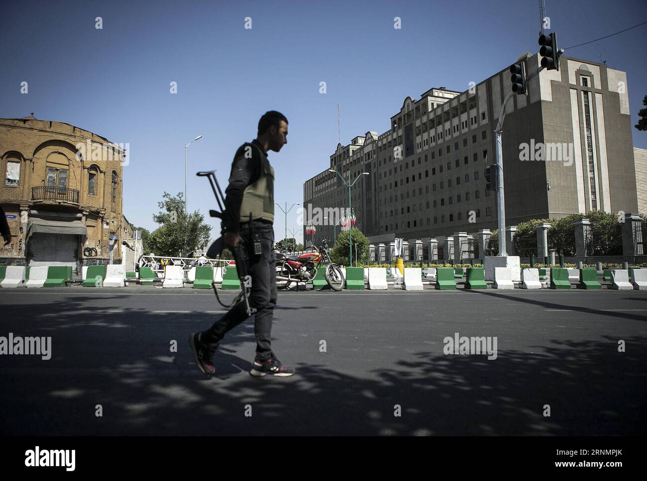 Bilder des Tages (170607) -- TEHERAN, 7. Juni 2017 -- ein iranischer Polizist steht am 7. Juni 2017 vor dem iranischen parlament in Teheran (Iran) auf der Wache. Mindestens 12 Menschen starben bei den Doppelangriffen von Militanten gegen das iranische parlament und den Imam-Khomeini-Schrein in der Hauptstadt Teheran am Mittwoch sagte das iranische Innenministerium in einer Erklärung. (dtf) IRAN-TEHERAN-PARLAMENT-ANGRIFF AhmadxHalabisaz PUBLICATIONxNOTxINxCHN Bilder der Tag TEHERAN 7. Juni 2017 vor iranischem Polizisten steht Garde vor dem iranischen Parlament in TEHERAN Iran AM 7. Juni 2017 starben mindestens 12 Prominente bei den Zwillingsangriffen der militanten ag Stockfoto