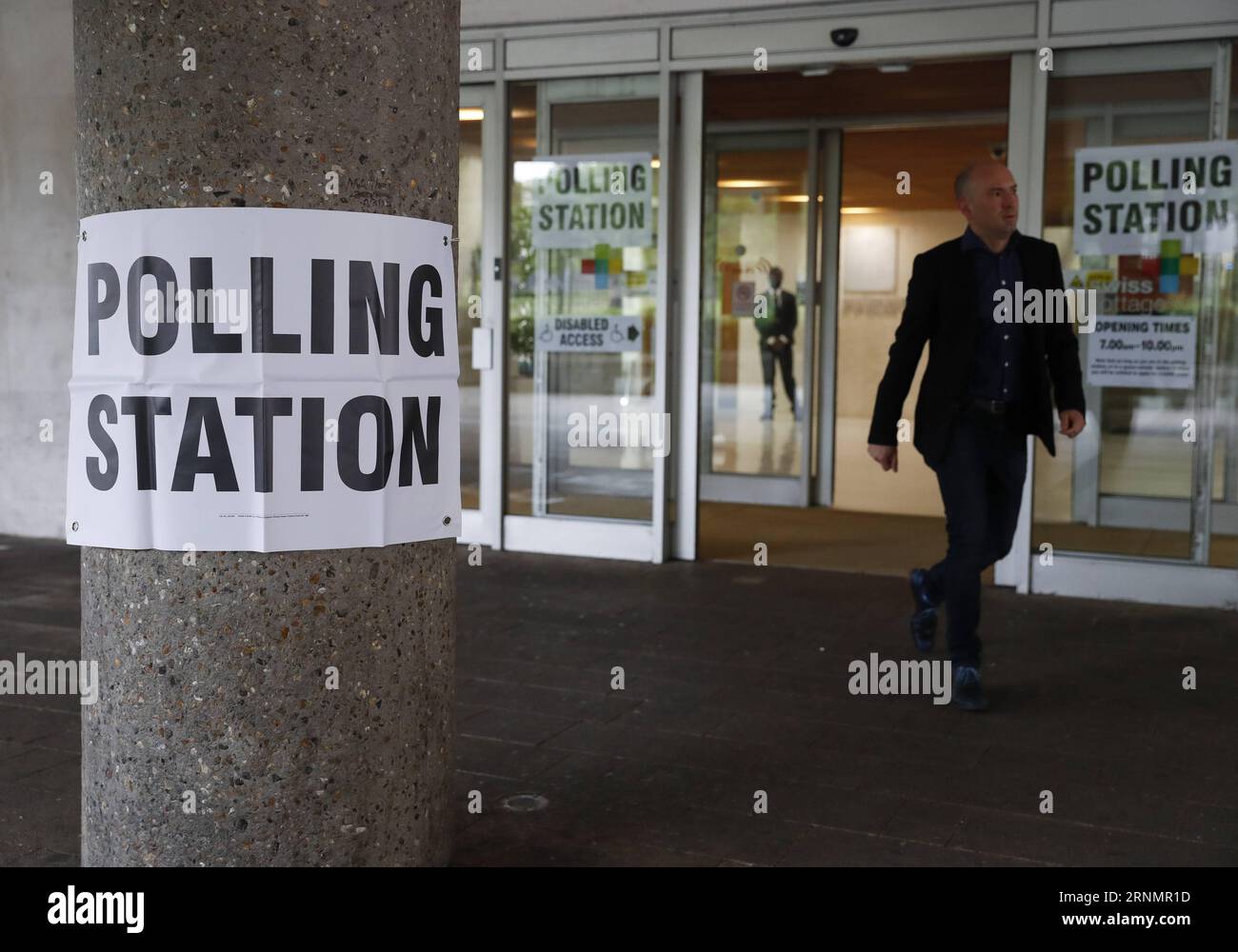 (170608) -- LONDON, 8. Juni 2017 -- Ein Wähler verlässt Eine Wahlstation in London, Großbritannien, 8. Juni 2017. Die Wahllokale in ganz Großbritannien wurden Anfang Donnerstag eröffnet, als die Wähler begannen, ihre Entscheidung bei den von einigen Medien als die wichtigste in einer Generation bezeichneten Schnellwahlen zu treffen. ) (Zjy) GROSSBRITANNIEN-LONDON-GENERAL ELECTION HanxYan PUBLICATIONxNOTxINxCHN London 8. Juni 2017 A Voter Walks Out of a Polling Station in London Großbritannien 8. Juni 2017 die WAHLSTATIONEN in ganz Großbritannien wurden am frühen Donnerstag eröffnet, als die Wähler begannen, ihre Entscheidung in der von einigen Medien betitelten Snap General ELECTION zu treffen Stockfoto