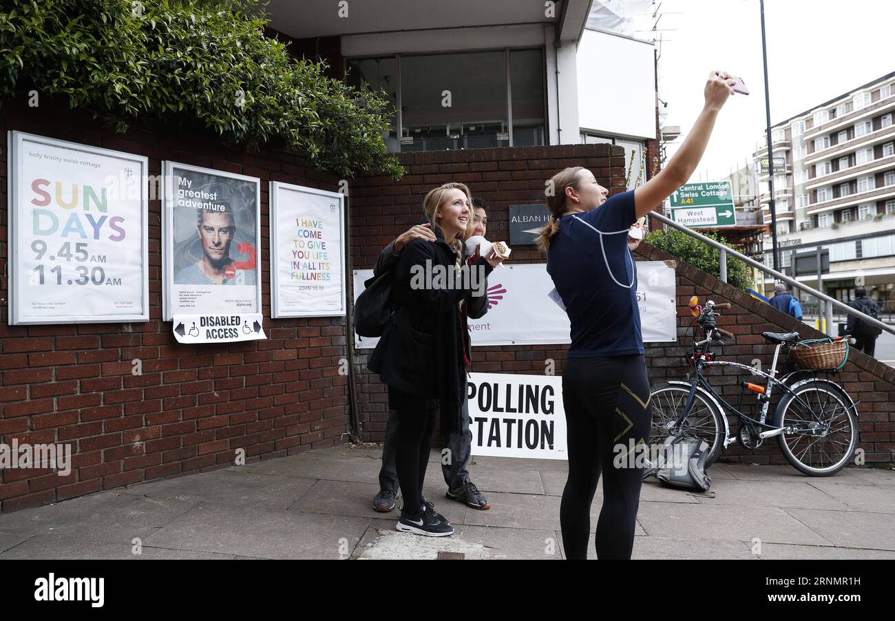 (170608) -- LONDON, 8. Juni 2017 -- Menschen posieren für ein Selfie vor einer Wahlstation in London, Großbritannien, 8. Juni 2017. Die Wahllokale in ganz Großbritannien wurden Anfang Donnerstag eröffnet, als die Wähler begannen, ihre Entscheidung bei den von einigen Medien als die wichtigste in einer Generation bezeichneten Schnellwahlen zu treffen. ) (Zjy) GROSSBRITANNIEN-LONDON-WAHLEN HanxYan PUBLICATIONxNOTxINxCHN London 8. Juni 2017 Prominente posieren für ein Selfie vor einer Wahlstation in London Großbritannien 8. Juni 2017 die Wahlstationen in ganz Großbritannien wurden Anfang Donnerstag eröffnet, als die Wähler begannen, ihre Entscheidung im Snap General zu treffen Stockfoto