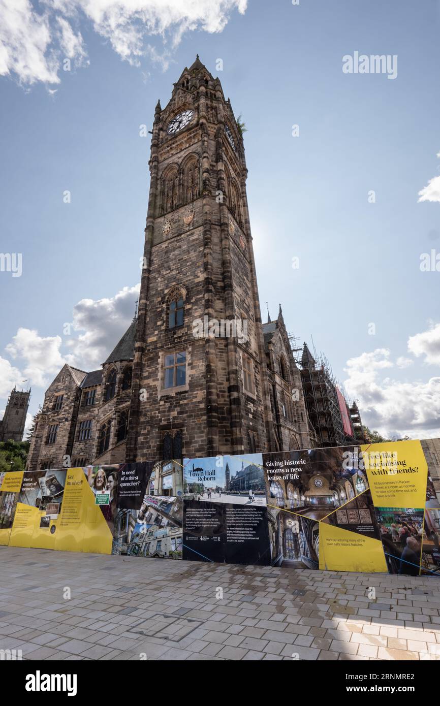 Rochdales gotisches Reveival Town Hall. Rochdale Town Hall ist ein denkmalgeschütztes Gebäude, das von William Crossland entworfen und 1871 eröffnet wurde Stockfoto