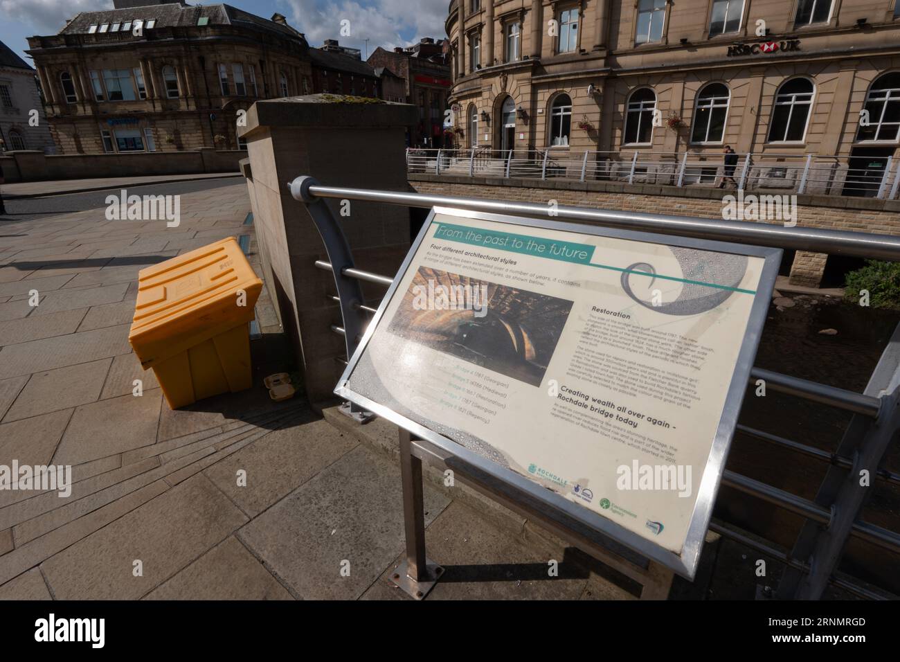 Die mittelalterliche Brücke, die heute unterhalb des Stadtzentrums von Rochdale liegt. Der rat plant die Wiedereröffnung des Flusses roch, der unterhalb des t verläuft Stockfoto