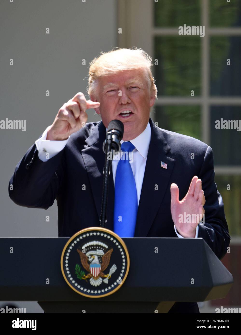 (170609) -- WASHINGTON, 9. Juni 2017 -- US-Präsident Donald Trump spricht während einer gemeinsamen Pressekonferenz mit dem rumänischen Präsidenten Klaus Iohannis (nicht im Bild) im Weißen Haus in Washington D.C., USA, am 9. Juni 2017. Während der Pressekonferenz warf US-Präsident Donald Trump Katar vor, den Terrorismus auf einem sehr hohen Niveau zu finanzieren, und forderte das arabische Golf-Land auf, die Finanzierung einzustellen. ) US-WASHINGTON D.C.-TRUMP-PRESSEKONFERENZ-KATAR-ANKLAGE YinxBogu PUBLICATIONxNOTxINxCHN Washington 9. Juni 2017 US-Präsident Donald Trump spricht während einer gemeinsamen Pressekonferenz W Stockfoto