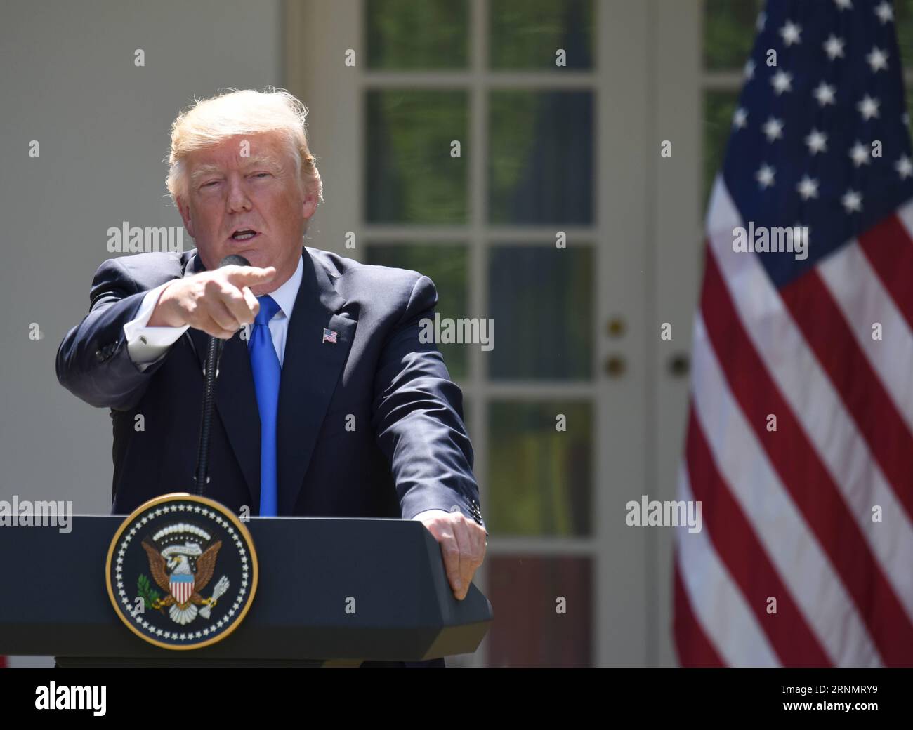 (170609) -- WASHINGTON, 9. Juni 2017 -- US-Präsident Donald Trump zeigt während einer gemeinsamen Pressekonferenz mit dem rumänischen Präsidenten Klaus Iohannis (nicht im Bild) im Weißen Haus in Washington D.C., USA, am 9. Juni 2017. Während der Pressekonferenz warf US-Präsident Donald Trump Katar vor, den Terrorismus auf einem sehr hohen Niveau zu finanzieren, und forderte das arabische Golf-Land auf, die Finanzierung einzustellen. ) US-WASHINGTON D.C.-TRUMP-PRESSEKONFERENZ-KATAR-ANKLAGE YinxBogu PUBLICATIONxNOTxINxCHN Washington 9. Juni 2017 US-Präsident Donald Trump zeigt während eines Joint Press Conferen Stockfoto