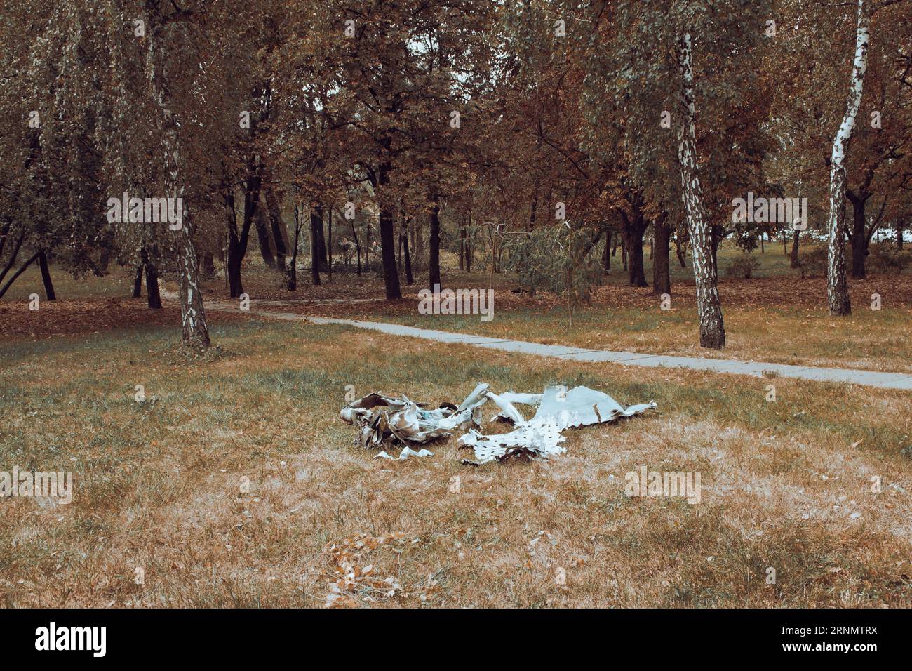Verbrannte Rakete im öffentlichen Park, Kiew, Ukraine, 2023. Die Folgen des Luftangriffs auf Kiew. Russische Aggression gegen die Ukraine. Krieg in der Ukraine. Raketenangriff Stockfoto