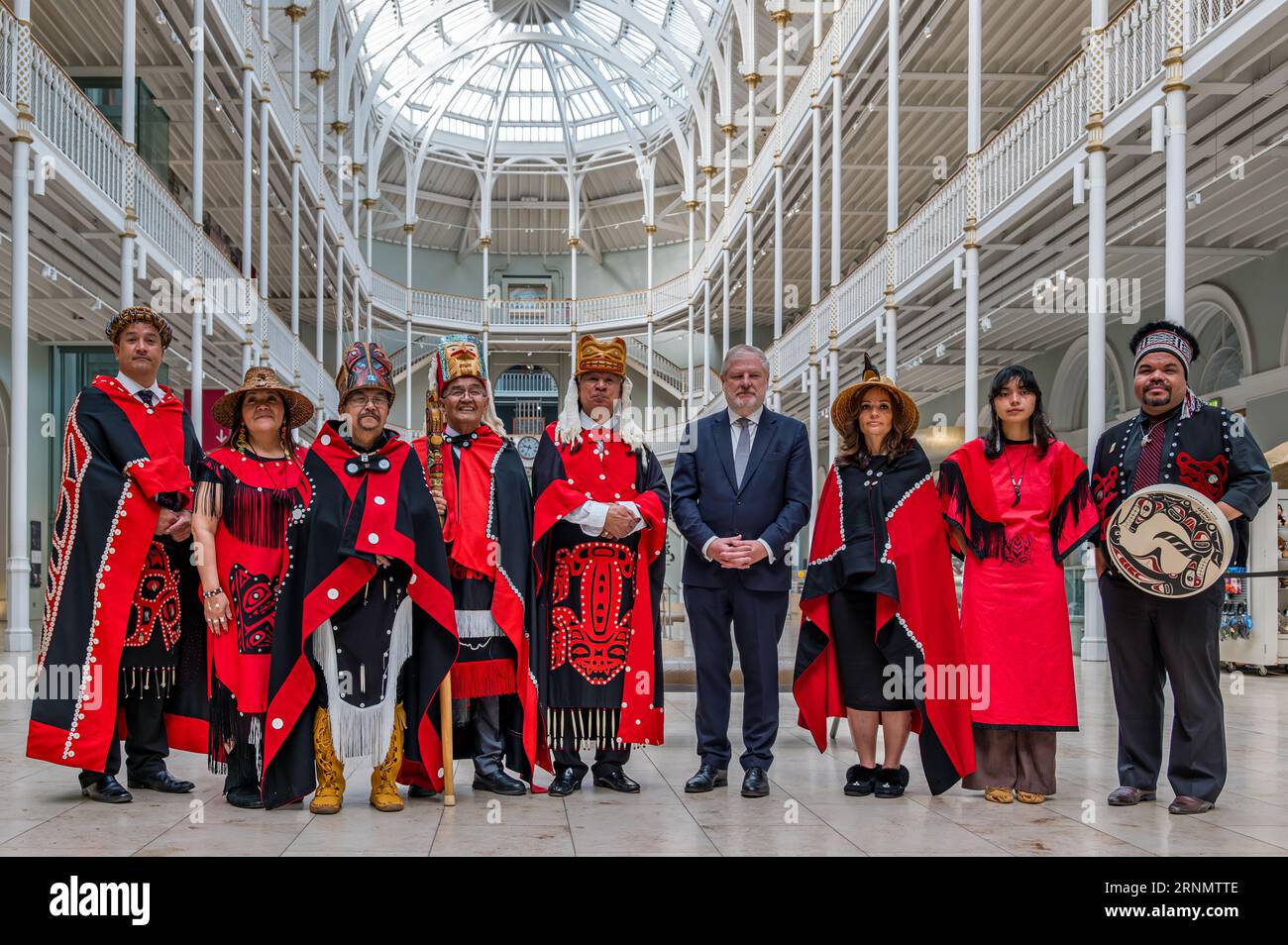 Nisga'a First Nation Delegation & Angus Robertson (MSP), Kulturminister, National Museum of Scotland, Edinburgh, Vereinigtes Königreich Stockfoto
