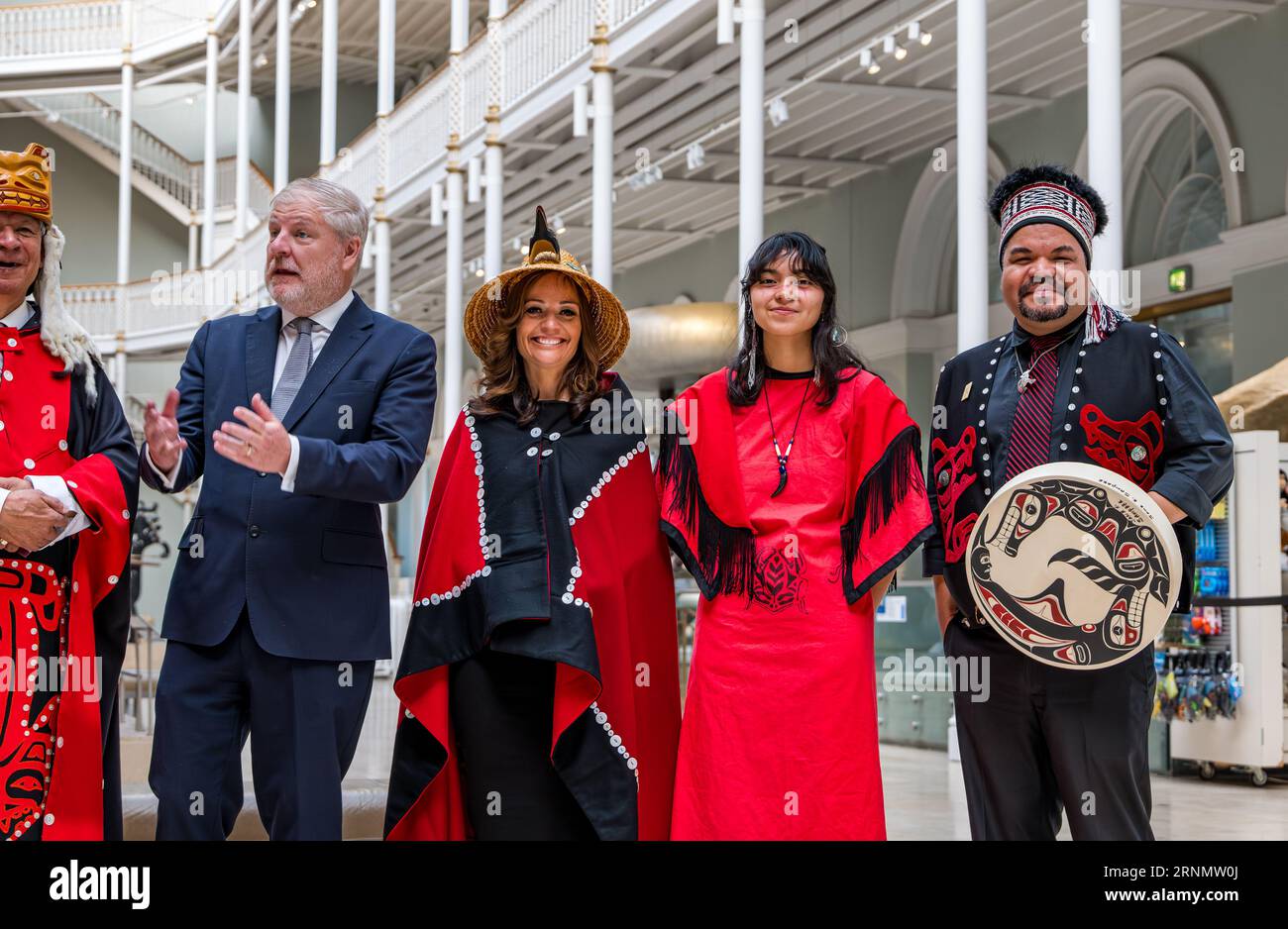 Nisga'a First Nation Delegation & Angus Robertson (MSP), Kulturminister, National Museum of Scotland, Edinburgh, Vereinigtes Königreich Stockfoto