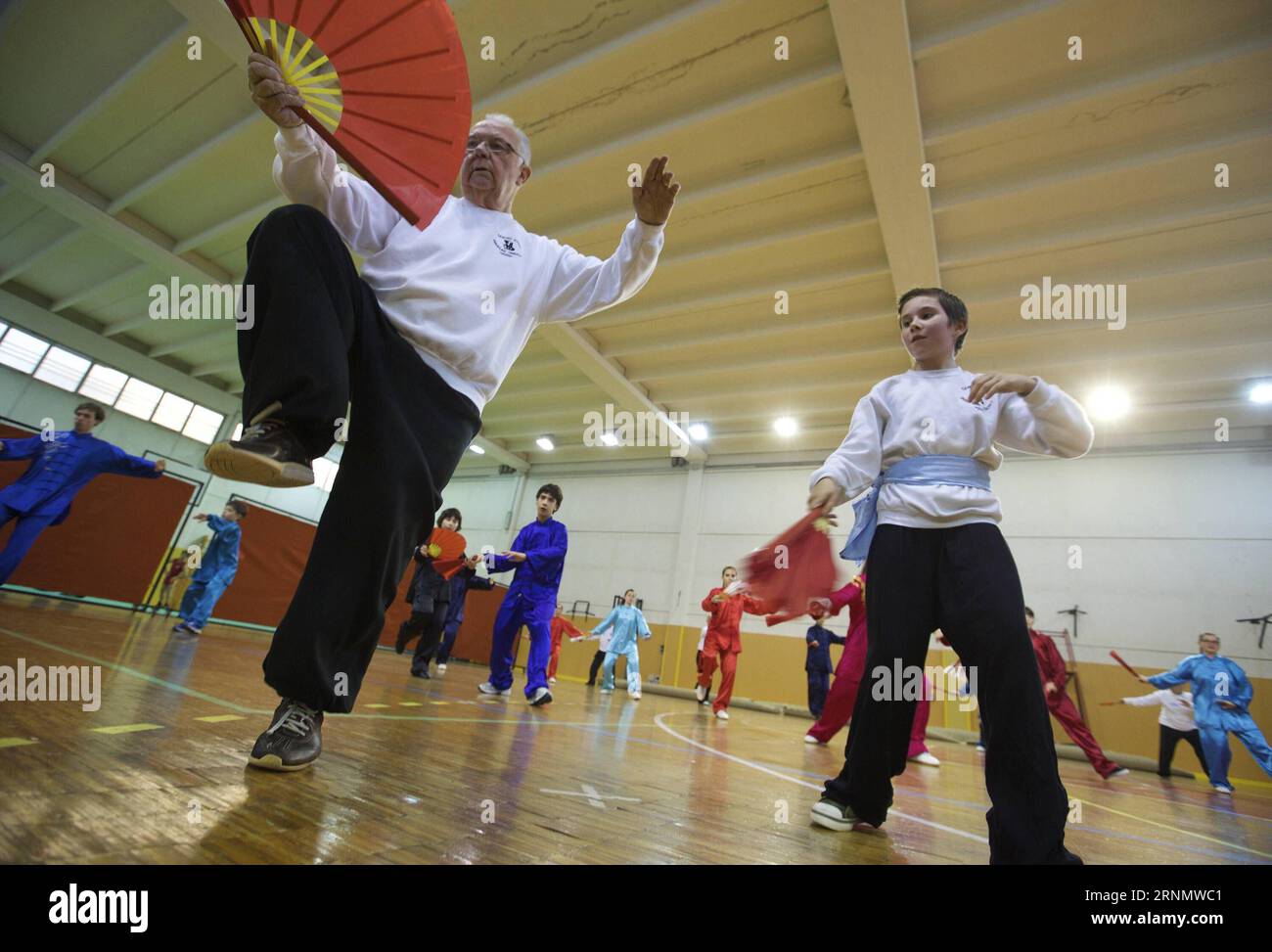 (170612) -- LAVAGNA, 12. Juni 2017 -- Luca Ghinolfi unterrichtet Taiji Shan am Center for the Studies of Oriental Cultures Gymnasium in Lavagna, Italien, 8. Mai 2017. Ghinolfi, ein pensionierter Bankmanager im Alter von 75 Jahren, war schon immer leidenschaftlich für Sport. Nachdem er eine Präsentation der chinesischen Kampfkunst in Genua gesehen und Yang Li, einen Gastwissenschaftler der Pekinger Sportuniversität 1984, getroffen hatte, war er fasziniert von der chinesischen Kampfkunst und hatte sie jahrzehntelang praktiziert. Ghinolfi zufolge steht er normalerweise früh um 5:30 Uhr auf, beginnt dann seinen Alltag mit Meditation und Stockfoto