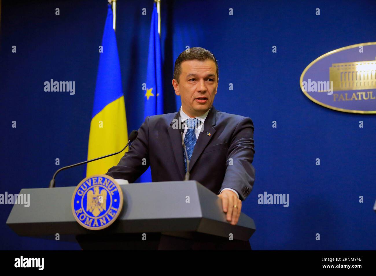 (170616) -- BUKAREST, 16. Juni 2017 -- Rumäniens Ministerpräsident Sorin Grindeanu nimmt am 15. Juni 2017 an einer Pressekonferenz in Bukarest, Rumänien, Teil. Rumäniens führende sozialdemokratische Partei beschloss am Donnerstag, einen Mißtrauensantrag gegen seine eigene Regierung zu stellen, um Premierminister Sorin Grindeanu zu stürzen, der sich weigert, zurückzutreten. (zw) RUMÄNIEN-BUKAREST-POLITIK-PREMIERMINISTER CristianxCristel PUBLICATIONxNOTxINxCHN 170616 Bukarest 16. Juni 2017 Rumäniens Ministerpräsident Sorin nimmt an einer Pressekonferenz in Bukarest Teil Rumänien 15. Juni 2017 Rumäniens große regierende Sozialdemokratische Partei hat Donnerstag beschlossen Stockfoto