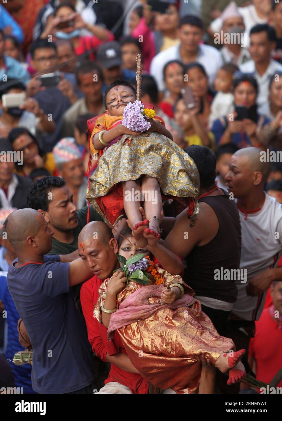 (170617) -- KATHMANDU, 17. Juni 2017 -- Ein Kind wird während des Tridents Festivals in Kathmandu, Nepal, am 17. Juni 2017 über einem hölzernen Zinken balanciert, der in einem Wagen von Priestern und Gläubigen gepflanzt wurde. Das Tridents Festival wird von Hindus gefeiert, die glauben, dass ihre Kinder nach der Teilnahme an diesem Ritual von guter Gesundheit gesegnet werden. ) (lrz) NEPAL-KATHMANDU-TRIDENT FESTIVAL SunilxSharma PUBLICATIONxNOTxINxCHN KATHMANDU 17. Juni 2017 ein Kind WIRD über einem hölzernen Prong balanciert, der von Priestern und Gläubigen während des Tridents Festivals in Kathmandu Nepal AM 17. Juni 2017 The Tride in einem Kariot gepflanzt WURDE Stockfoto