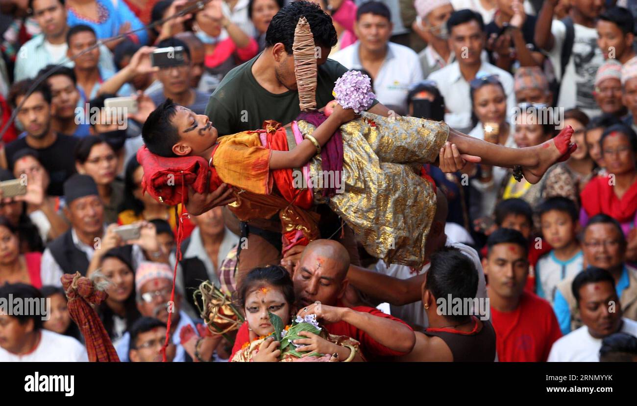 (170617) -- KATHMANDU, 17. Juni 2017 -- Ein Kind wird während des Tridents Festivals in Kathmandu, Nepal, am 17. Juni 2017 über einem hölzernen Zinken balanciert, der in einem Wagen von Priestern und Gläubigen gepflanzt wurde. Das Tridents Festival wird von Hindus gefeiert, die glauben, dass ihre Kinder nach der Teilnahme an diesem Ritual von guter Gesundheit gesegnet werden. ) (lrz) NEPAL-KATHMANDU-TRIDENT FESTIVAL SunilxSharma PUBLICATIONxNOTxINxCHN KATHMANDU 17. Juni 2017 ein Kind WIRD über einem hölzernen Prong balanciert, der von Priestern und Gläubigen während des Tridents Festivals in Kathmandu Nepal AM 17. Juni 2017 The Tride in einem Kariot gepflanzt WURDE Stockfoto