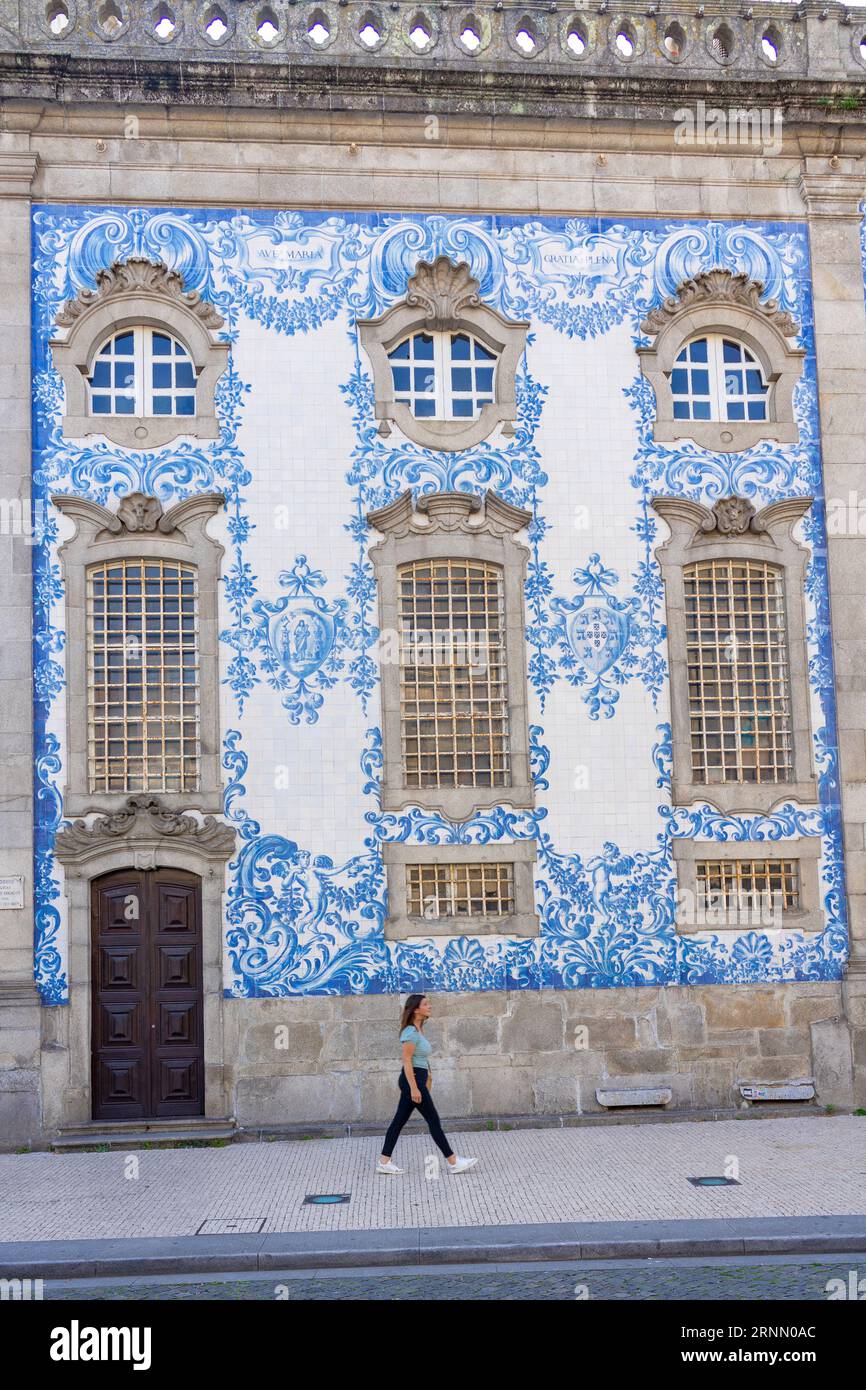 Igreja do Carmo Kirche mit schönen blauen weißen Azulejo Fliesen mit Touristenfrau Stockfoto