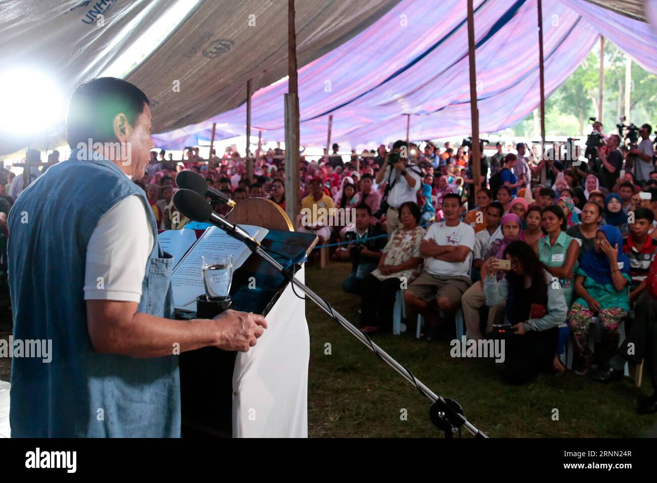 Bilder des Tages (170620) -- ILIGAN, 20. Juni 2017 () -- der philippinische Präsident Rodrigo Duterte (1. L) hält eine Rede vor Flüchtlingen in Iligan, Philippinen, 20. Juni 2017. Der philippinische Präsident Rodrigo Duterte entschuldigte sich am Dienstag persönlich bei den Bewohnern von Marawi, die während der fast einmonatigen Militäroperationen in der Südstadt vertrieben wurden, sowie für die Erklärung des Kriegsrechts in ganz Mindanao nach den Angriffen islamischer Militanten. Der Präsident besuchte vertriebene Familien aus Marawi, die sich derzeit in einem Evakuierungszentrum in Iligan City aufhalten, und leitete den Distribut Stockfoto