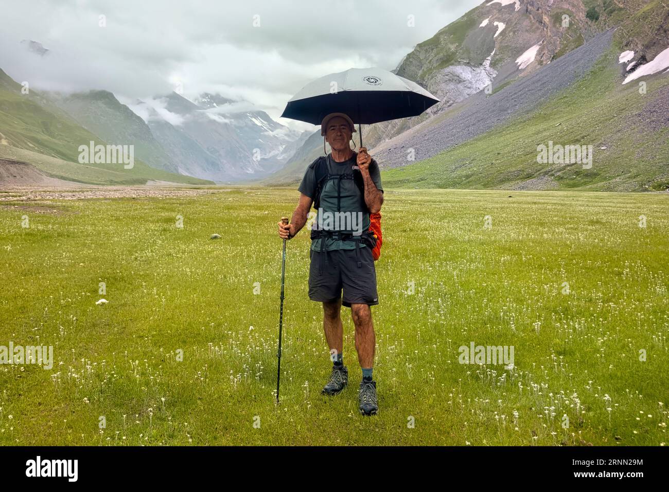 Wandern im Regen im Warwan Valley, PIR Panjal Range, Kaschmir, Indien Stockfoto