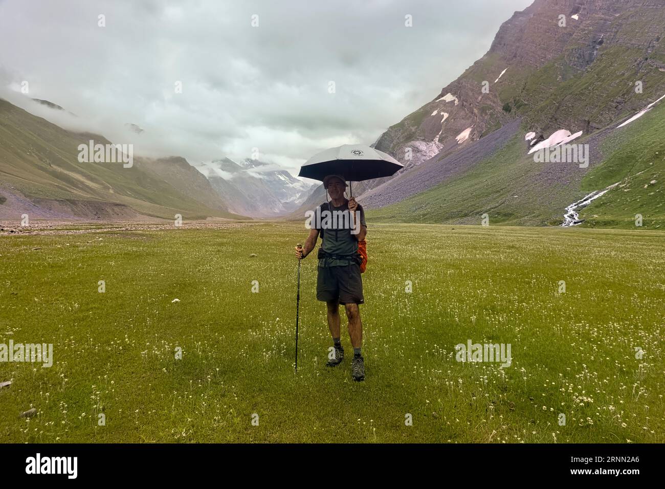 Wandern im Regen im Warwan Valley, PIR Panjal Range, Kaschmir, Indien Stockfoto