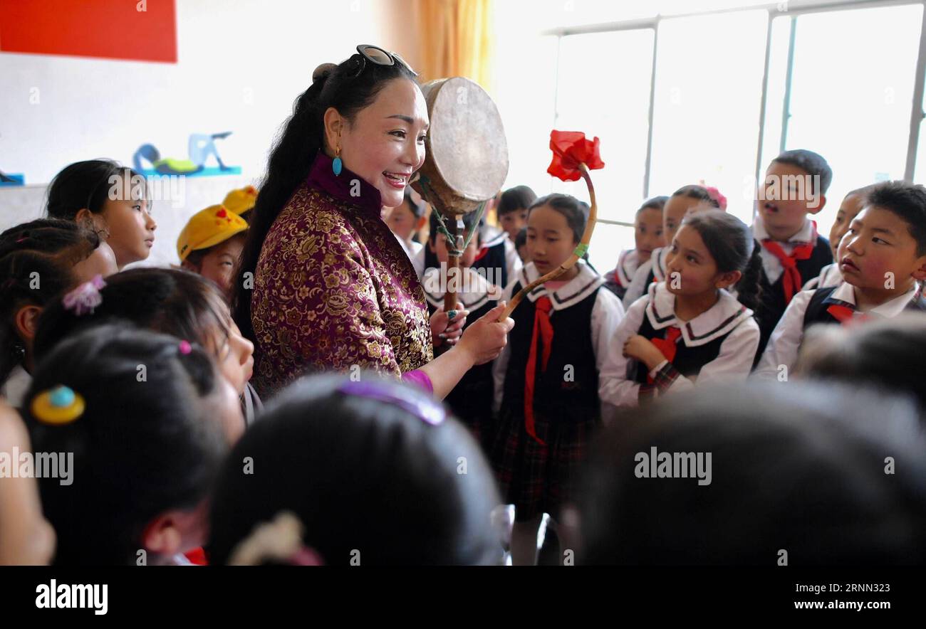 (170622) -- LHASA, 22. Juni 2017 -- Zeji stellt Schülern der experimentellen Grundschule Lhasa in Lhasa, der Hauptstadt der autonomen Region Tibet im Südwesten Chinas, die Geschichte des Rebatanzes vor, 12. Mai 2017. Zeji, geboren 1969, wurde im Alter von 13 Jahren zum ersten Mal zum Reba Dance hingezogen. Im Laufe der Jahre studierte und erforschte sie ständig den Tanz und führte den Tanz auch in mehr als 10 Ländern auf. Zeji wurde von People Reba Queen berufen und setzt nun ihre ganze Energie in die Lehre und Ausbildung junger Künstler ein, um die Tradition des Reba-Tanzes weiterzugeben. ) (WYO) CHINA-LHASA-REBA DANCE-INHERITANCE (CN) PURBUXZHAXI PU Stockfoto