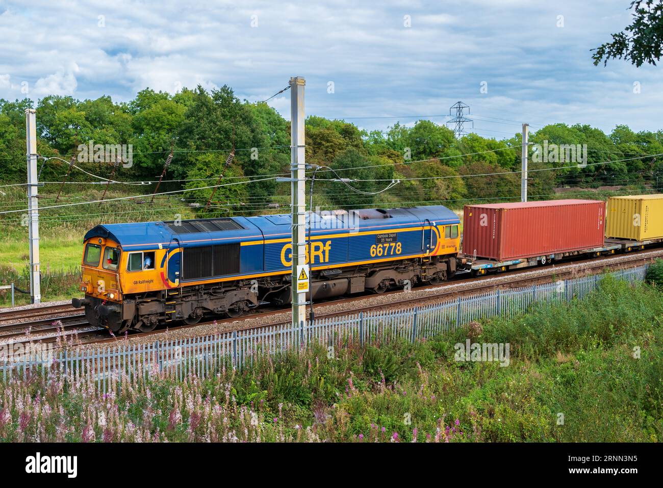 GBRF-Baureihe 66 Diesel-Güterzuglokomotive mit dem Namen Cambois Depot auf der Westküsten-Hauptstrecke in Winwick. Stockfoto