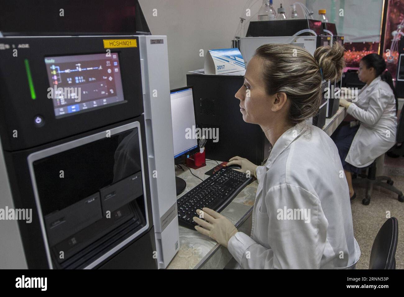 (170625) -- HAVANNA, 25. Juni 2017 -- Foto aufgenommen am 9. Juni 2017 zeigt eine Forscherin, die am Kuba Center for Molecular Immunology (CIM) in Havanna arbeitet. Kubas eine halbe Milliarde Dollar teure biotechnologische Industrie, die als Schlüssel für die Zukunft des Landes gilt, will mit Innovation und Marktentwicklung in Übersee expandieren. Joaquin Hernandez) (vf)(yy) CUBA-HAVANA-BIOTECH INDUSTRY-FEATURE e JoaquinxHernandez PUBLICATIONxNOTxINxCHN Havanna Juni 25 2017 Foto aufgenommen AM 9. Juni 2017 zeigt eine Forscherin, die AM Kuba S Center for Molecular Immunology cim in Havanna arbeitet Kuba eine halbe Milliarde Dollar Biotechnologie Stockfoto