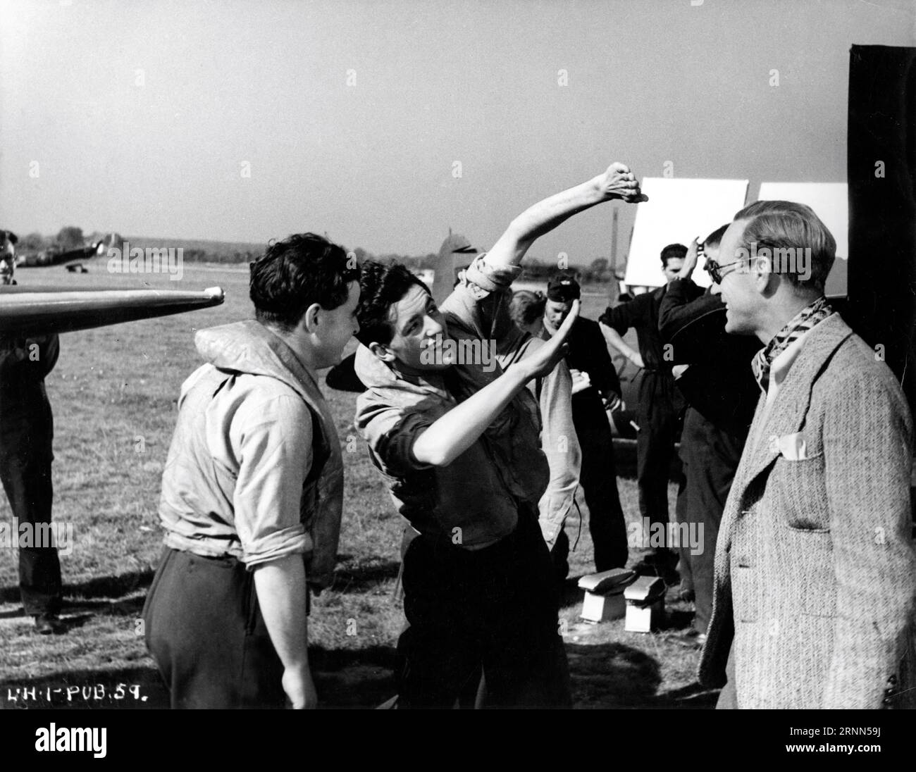 Regie / Star LESLIE HOWARD am Drehort ehrlich bei RAF Ibsley mit echten Kampfflugzeugpiloten während der Dreharbeiten zum ERSTEN DER WENIGEN / SPITFIRE 1942 Regie LESLIE HOWARD Musik William Walton British Aviation Pictures / General Film Distributors (UK) - RKO Radio Pictures (US) Stockfoto