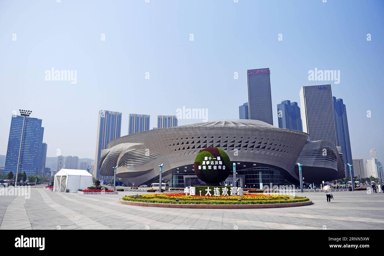(170626) -- DALIAN, 26. Juni 2017 -- Foto aufgenommen am 26. Juni 2017 zeigt das Dalian International Conference Center in Dalian, Provinz Liaoning im Nordosten Chinas. Sommer Davos, offiziell die Jahrestagung der neuen Champions, findet hier vom 27. Bis 29. Juni statt. Das vom Weltwirtschaftsforum 2007 gegründete Treffen findet jedes Jahr in China statt, abwechselnd zwischen Dalian und Tianjin. )(wjq) CHINA-LIAONING-DALIAN-SUMMER DAVOS-PREPARATION (CN) YangxQing PUBLICATIONxNOTxINxCHN Dalian Juni 26 2017 Foto aufgenommen AM Juni 26 2017 zeigt Dalian International Conference Center in Dalian Nordost C Stockfoto