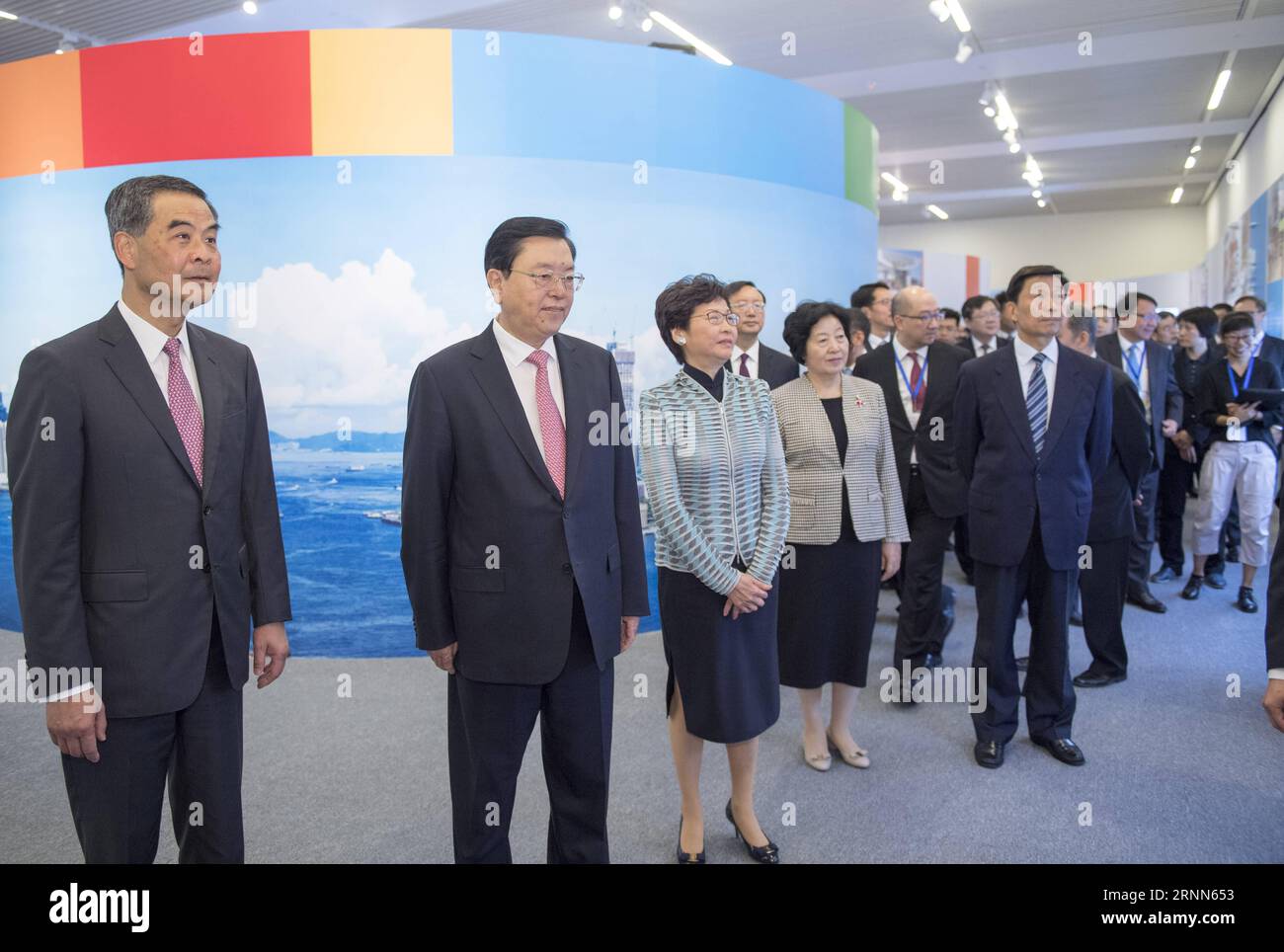 (170626) -- PEKING, 26. Juni 2017 -- Zhang Dejiang (2. L), Vorsitzender des Ständigen Ausschusses des Nationalen Volkskongresses, besucht eine Ausstellung, in der die Errungenschaften Hongkongs seit seiner Rückkehr ins Mutterland 1997 in Peking, der Hauptstadt Chinas, am 26. Juni 2017 vorgestellt werden. ) (Zwx) CHINA-BEIJING-ZHANG DEJIANG-HONG KONG-AUSSTELLUNG (CN) LixXueren PUBLICATIONxNOTxINxCHN Peking Juni 26 2017 Zhang Dejiang 2. L Vorsitzender des Thing Committee des National Prominrities S Congress besucht Ausstellung Profiling der Errungenschaften Hongkongs seit seiner Rückkehr ins Mutterland 19 Stockfoto