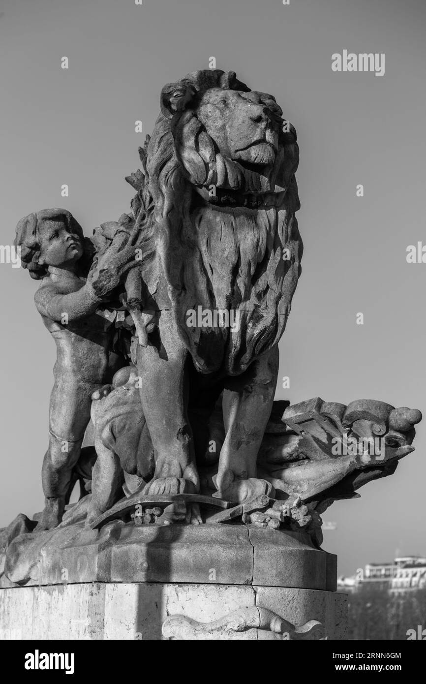 Die Pont Alexandre III ist eine Brücke mit Bögen, die die seine in Paris überspannt. Es verbindet das Champs-Elysées-Viertel mit dem Invalidenviertel und dem EIF Stockfoto