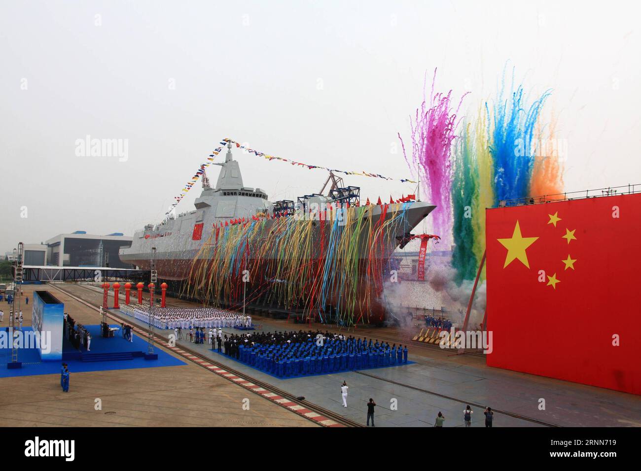 (170628) -- SHANGHAI, 28. Juni 2017 () -- der neue Zerstörer der chinesischen Marine, ein 000 Tonnen schweres, im Inland entwickeltes und produziertes Schiff, wird am 28. Juni 2017 in der Jiangnan Shipyard (Gruppe) in der ostchinesischen Stadt Shanghai gestartet. Der Zerstörer ist der erste der neuen Generation von Zerstörern in China. Es ist mit neuen Luftverteidigungs-, Raketen-, Schiffs- und U-Boot-Waffen ausgestattet. Das Schiff ist ein Meilenstein bei der Verbesserung des nationalen Verteidigungssystems der Marine und dem Aufbau einer starken und modernen Marine. (/Wang Donghai)(wjq) INSIGHT CHINA-SHANGHAI-NAVY-NEW DESTROYER-LAUNCH (CN) Xinhua PUBLICATIONxNOTxINxCH Stockfoto