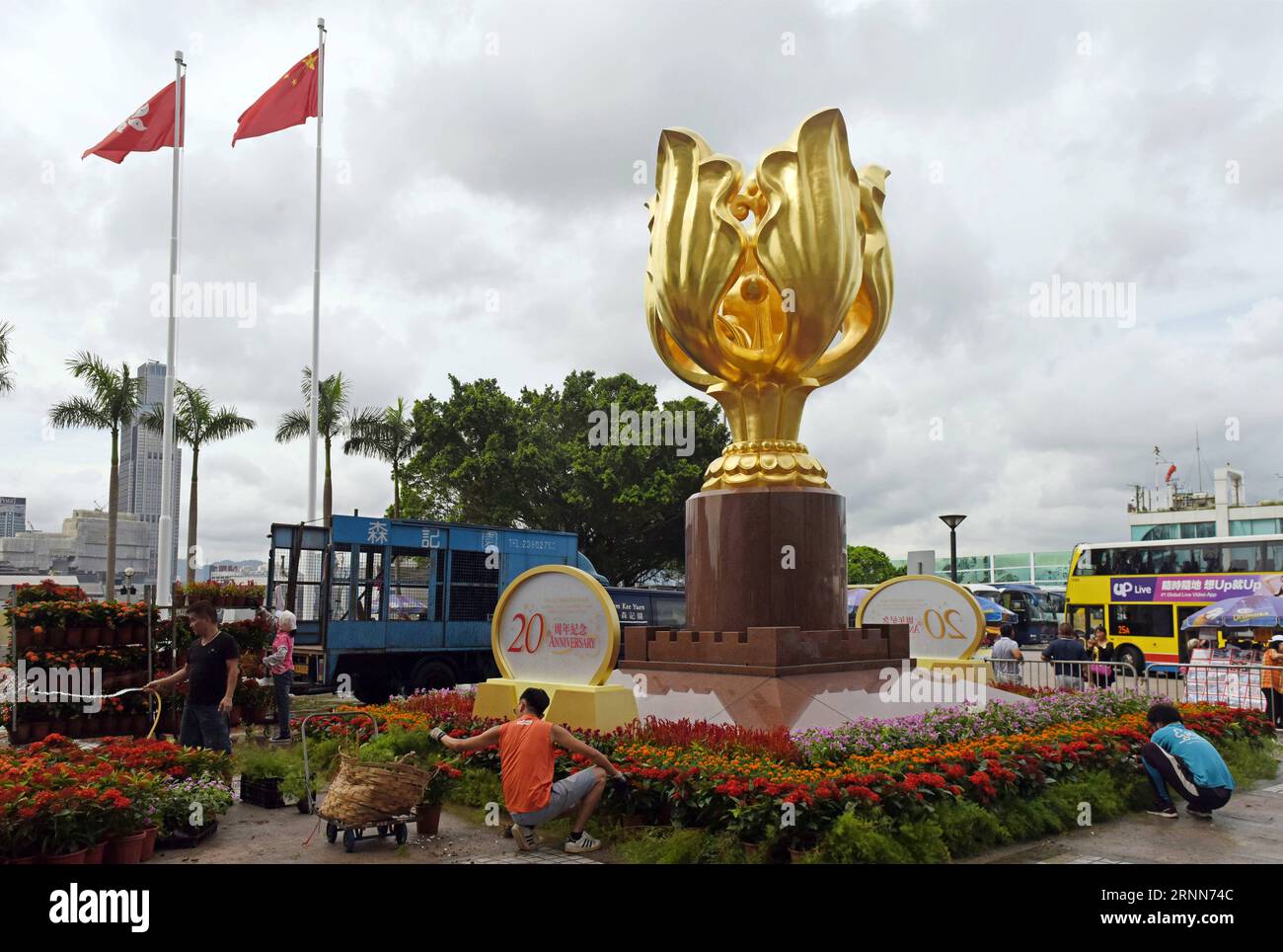 (170628) -- HONGKONG, 28. Juni 2017 -- Arbeiter bereiten am 27. Juni 2017 ein Blumenbeet auf dem Goldenen Bauhinia-Platz in Hongkong, Südchina, vor. Am 1. Juli 2017 jährt sich die Rückkehr Hongkongs ins Mutterland zum 20. Mal. ) (ly) CHINA-HONGKONG-RÜCKKEHR INS MUTTERLAND-20. JAHRESTAG (CN) LiuxYun PUBLICATIONxNOTxINxCHN Hong KONG Juni 28 2017 Arbeiter bereiten ein Blumenbett AUF dem Goldenen Bauhinia-Platz in Hong Kong Südchina AM 27 2017. Juni 2017 Mark den 20. Jahrestag der Rückkehr Hongkongs in das MUTTERLAND Ly vor China Hong Kong kehrt zum 20. Jahrestag ins Mutterland zurück CN LiuxYu Stockfoto