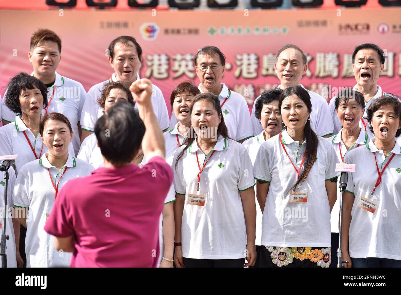 (170701) -- HONG KONG, 1. Juli 2017 -- Chormitglieder treten bei einem Musikkarneval auf, der anlässlich des 20. Jahrestages der Rückkehr Hongkongs ins Mutterland im Tamar Park in Hong Kong, Südchina, 1. Juli 2017 stattfindet. ) (ly) CHINA-HONG KONG-20th ANNIVERSARY-MUSIC CARNIVAL (CN) WangxXi PUBLICATIONxNOTxINxCHN Hong KONG 1. Juli 2017 Chormitglieder treten BEI einem Musik-Karneval-Helden auf, um den 20. Jahrestag von Hong Kong S Rückkehr ins Mutterland IM Tamar Park in Hong Kong Südchina 1. Juli 2017 Ly China Hong Kong 20 Jubiläum Musik Karneval CN PUBLICATIONxNOTxINxCHN Stockfoto