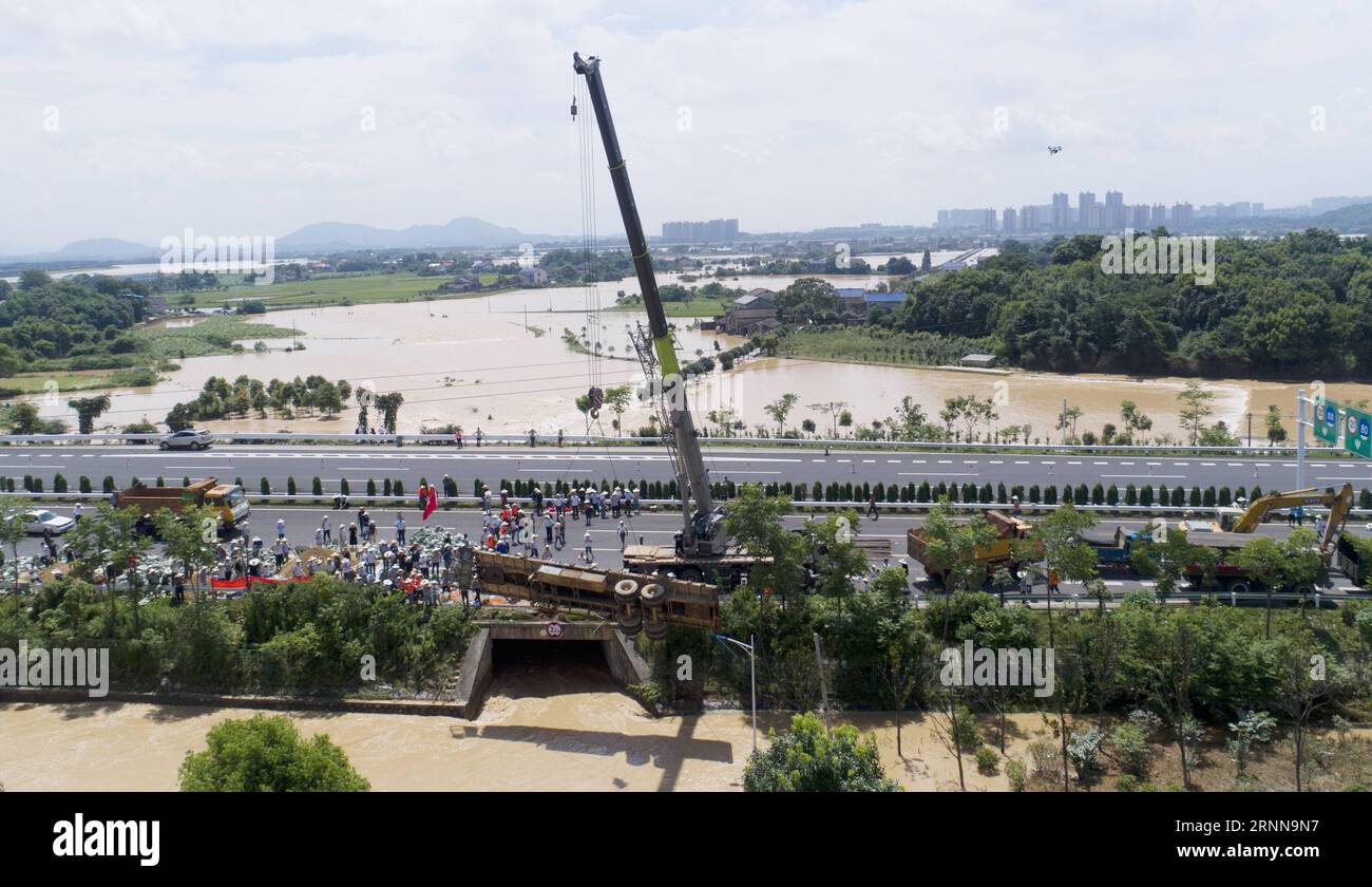 (170703) -- CHANGSHA, 3. Juli 2017 -- Ein Kran schleudert einen entsorgten Anhänger, um einen Abflusskanal am Weishui-Fluss in Changsha, Hauptstadt der zentralchinesischen Provinz Hunan, zu verstopfen, 3. Juli 2017. Überschwemmungen, die sich durch Düsen und Dammbrüche quetschen, unterspülten hier Ackerland und Wohngebäude. Tausende von Rettungskräften versammelten sich, um den Notfall zu bewältigen, und ein entsorgter Anhänger wurde beschlagnahmt, um einen breiten Kanal zu verstopfen, der den Wasserfluss weitgehend erleichterte. ) (lfj) CHINA-HUNAN-FLUTRETTUNG (CN) LixGa PUBLICATIONxNOTxINxCHN Changsha 3. Juli 2017 ein Kran schleudert einen entsorgten Anhänger, um einen Abluftkanal anzuschließen Stockfoto