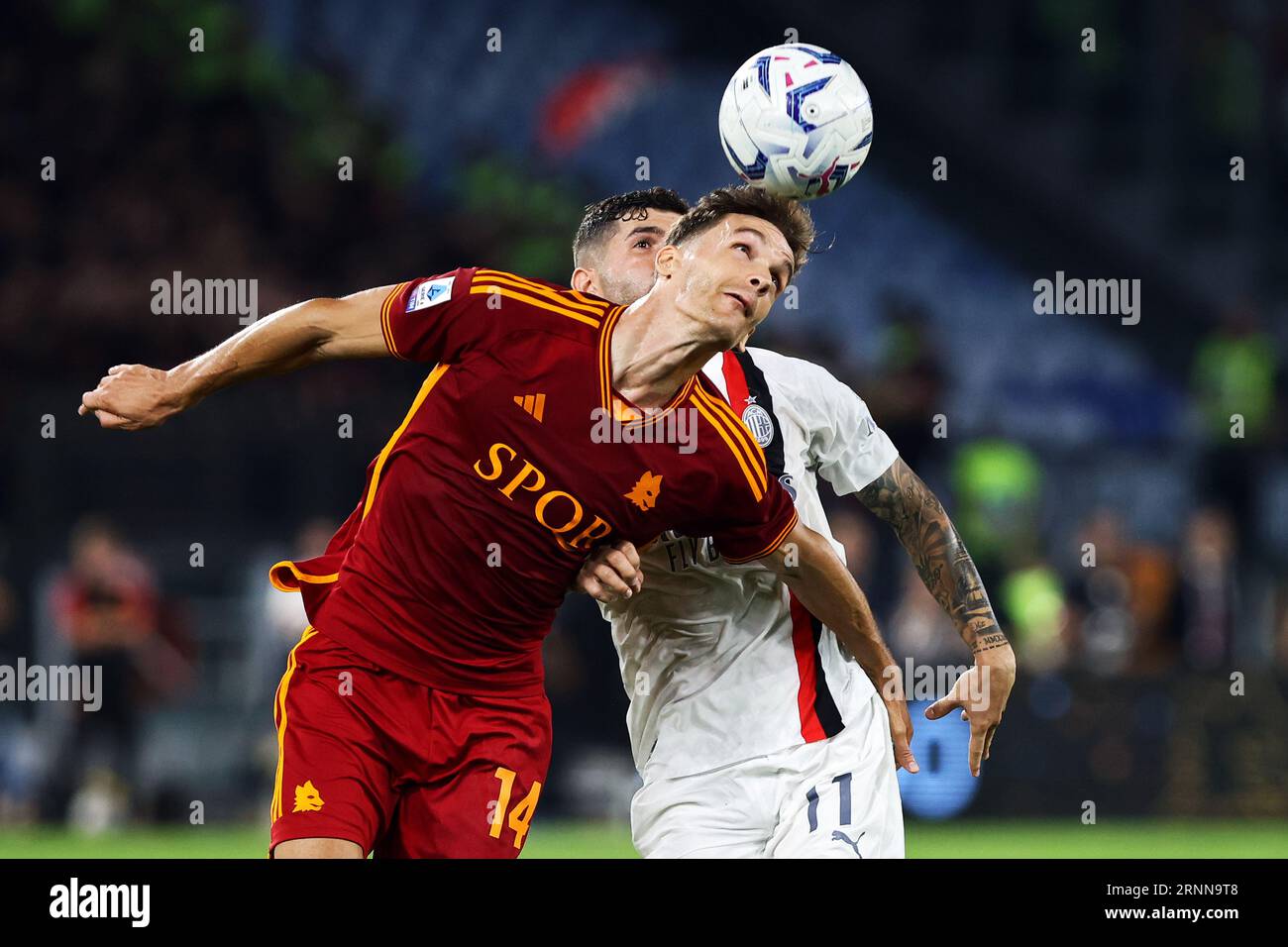 Diego Llorente von Roma (L) geht mit Christian Pulisic von Mailand (R) während des italienischen Meisterschaftsspiels Serie A zwischen AS Roma und AC Mailand am 1. September 2023 im Stadio Olimpico in Rom, Italien Credit: Independent Photo Agency/Alamy Live News Stockfoto