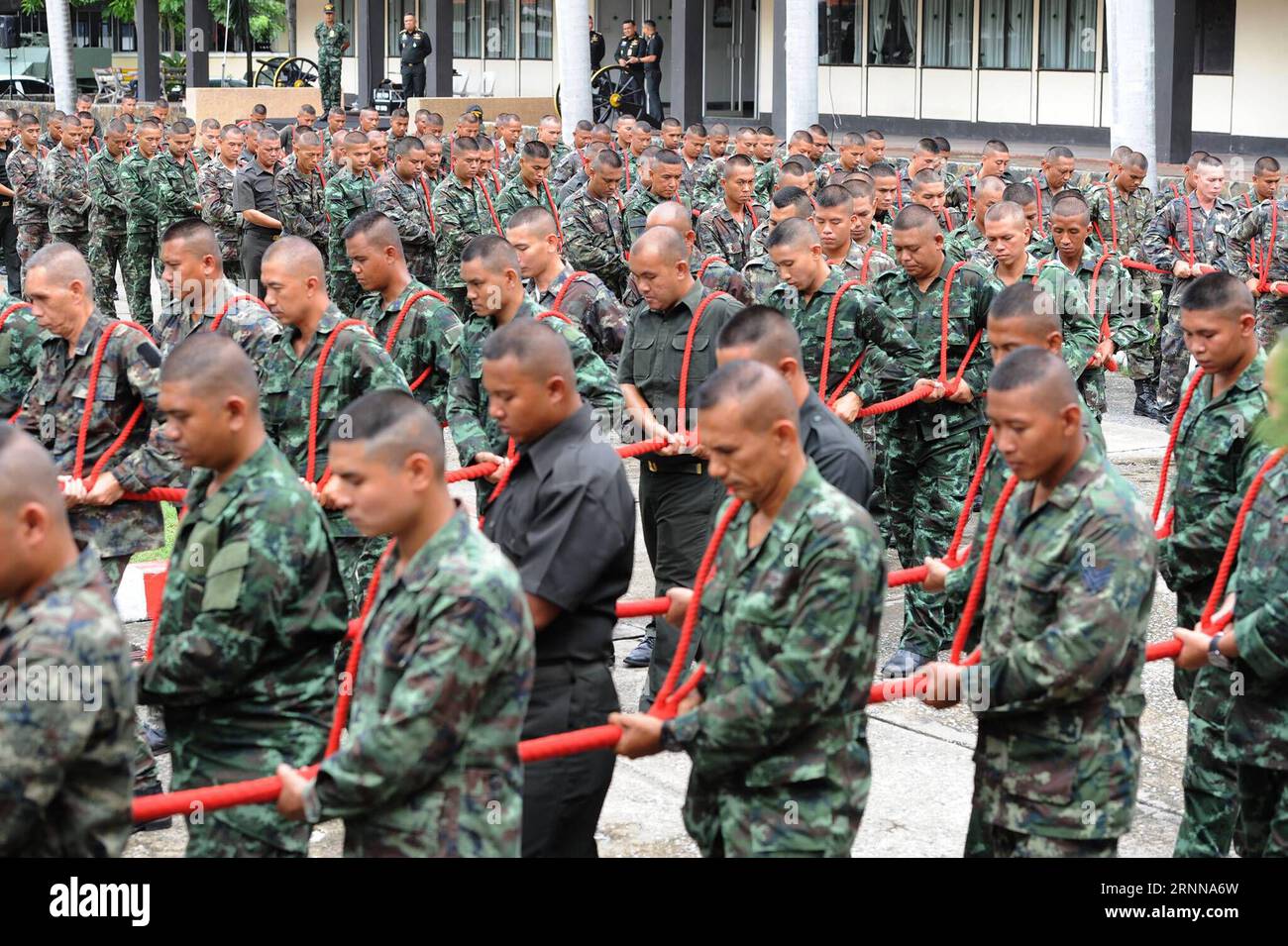 (170704) -- BANGKOK, 4. Juli 2017 -- Soldaten nehmen an einem Training Teil, um den königlichen Wagen zu ziehen, um sich auf die Beerdigung des verstorbenen Königs Bhumibol Adulyadej in Bangkok, Thailand, 4. Juli 2017 vorzubereiten. ) (Jmmn) THAILAND-BANGKOK-LATE KING S BEGRÄBNISVORBEREITUNGEN RachenxSageamsak PUBLICATIONxNOTxINxCHN Bangkok 4. Juli 2017 Soldaten nehmen an einem Training Teil, um den Royal Chariot zu ziehen, um sich auf die Beerdigung des verstorbenen Königs Bhumibol Adulyadej S in Bangkok Thai Country 4. Juli 2017 jmmn Thai Country Bangkok Late King S Begräbnis Stockfoto