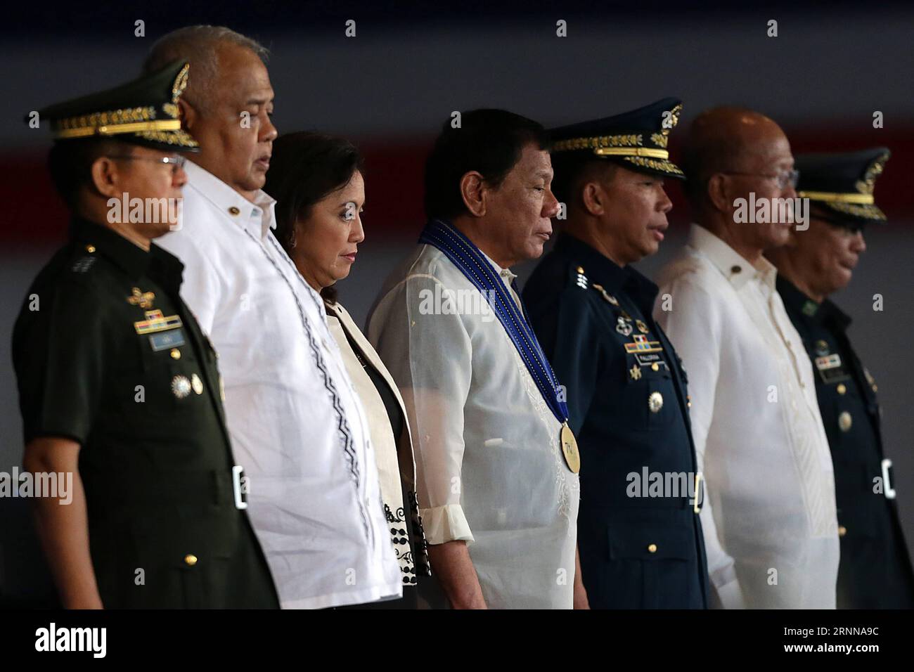 (170704) -- PROVINZ PAMPANGA, 4. Juli 2017 -- Präsident der Philippinen Rodrigo Duterte (C) nimmt am 70. Jahrestag der philippinischen Luftwaffe (PAF) auf dem Clark Air Base in der Provinz Pampanga, Philippinen, 4. Juli 2017, Teil. ) (dtf) PHILIPPINEN-PAMPANGA-AIR FORCE-70. JAHRESTAG ROUELLExUMALI PUBLICATIONxNOTxINxCHN Pampanga Province 4. Juli 2017 Philippinen Präsident Rodrigo Duterte C nimmt AM 70. Jahrestag der philippinischen Luftwaffe paf AUF DEM Clark Air Base in der Provinz Pampanga Teil die Philippinen 4. Juli 2017 dtf Philippinen PampangnixUmNATNNNNNATNali Air Force zum 70. Jahrestag Stockfoto