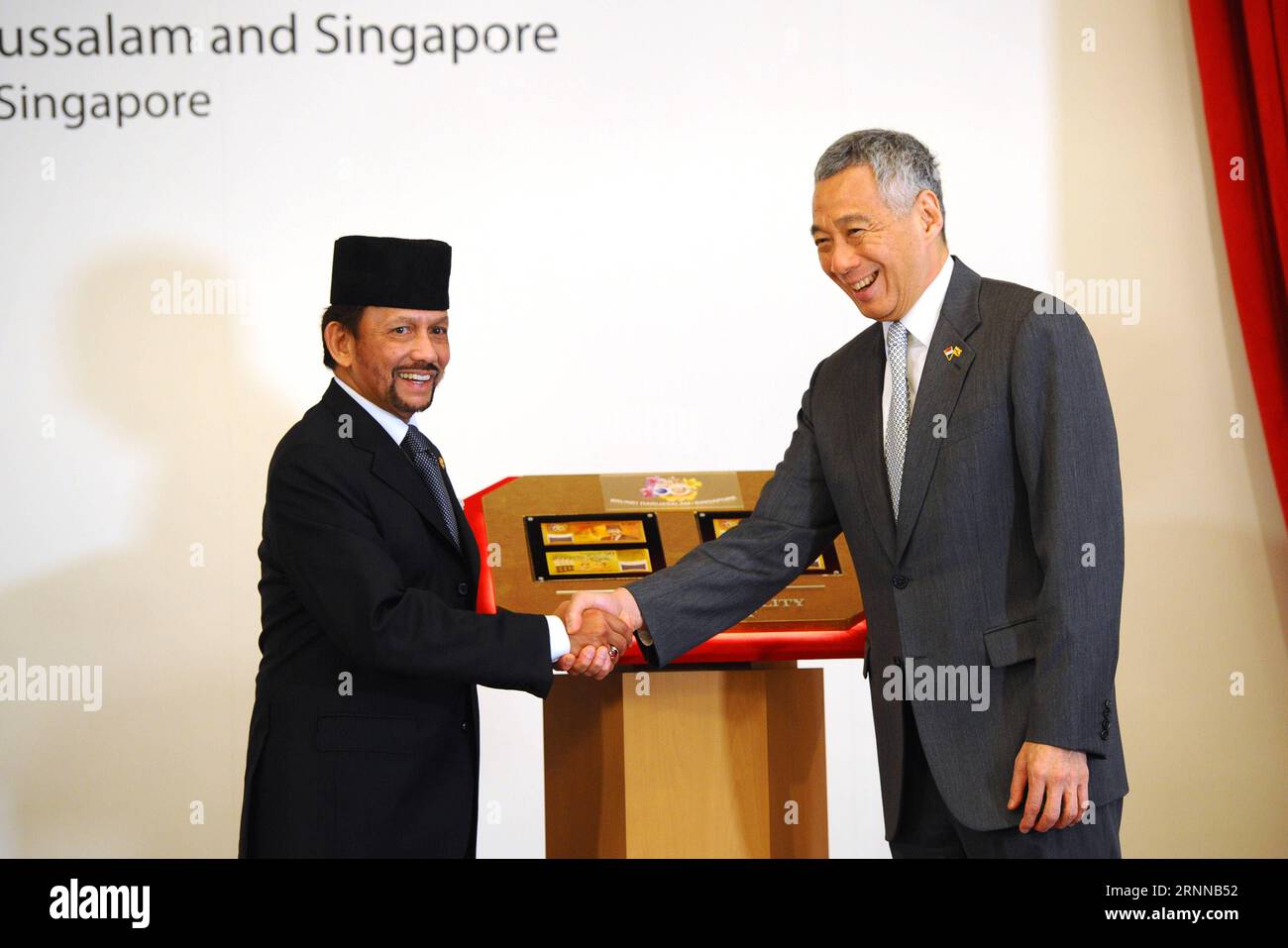 (170705) -- SINGAPUR, 5. Juli 2017 -- der Premierminister Singapurs Lee Hsien Loong (R) schüttelt mit dem Sultan Hassanal Bolkiah von Brunei während der Eröffnungszeremonie der Gedenkbriefe zum 50. Jahrestag des Abkommens über die Währungsaustauschbarkeit zwischen Singapur und Brunei, das am 5. Juli 2017 in Istana in Singapur stattfand. ) (hy) SINGAPUR-BRUNEI-POLITICS-ECONOMY-LAUNCH ThenxChihxWey PUBLICATIONxNOTxINxCHN Singapur 5. Juli 2017 Singapur S Premier Minister Lee Hsien Loong r schüttelt Hände mit Brunei Darussalam S Sultan Hassanal Bolkiah während der Einführungszeremonie der Gedenknotizen für Stockfoto