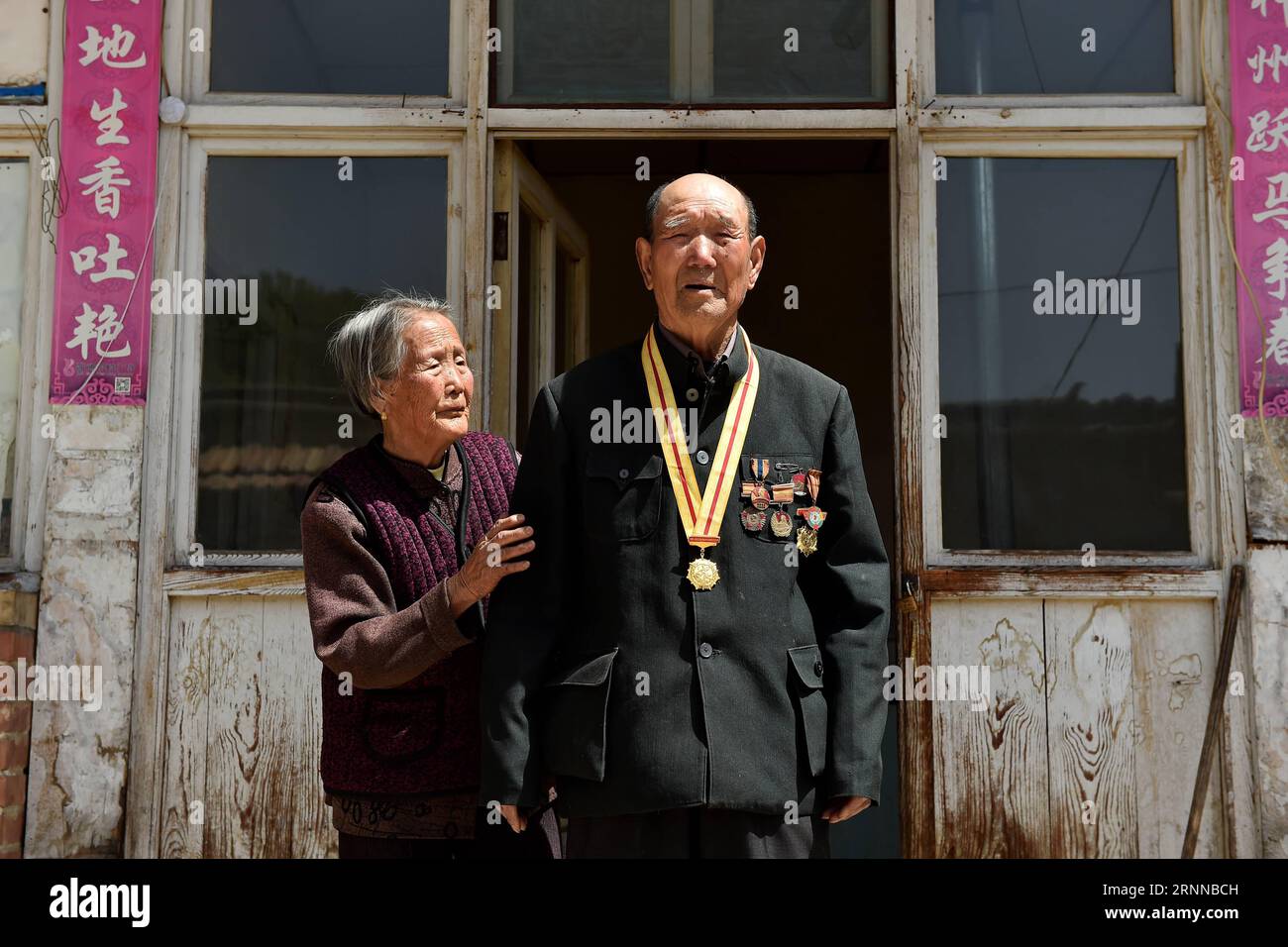 (170706) -- TAIYUAN, 6. Juli 2017 -- Veteran Zhang Zhipei (R), 86, steht mit seiner Frau Liu Sini auf dem Hof im Dorf Beijiaochang im Bezirk Yuxian, Provinz Shanxi in Nordchina, 5. Mai 2017. Zhang, geboren 1931, nahm schon als junger Mann an dem antijapanischen Krieg Teil. Am 7. Juli dieses Jahres jährt sich zum 80. Mal der Beginn des achtjährigen Widerstands Chinas gegen die japanische Invasion. China war die erste Nation, die gegen faschistische Kräfte kämpfte. Der Kampf begann am 18. September 1931, als japanische Truppen ihre Invasion in Nordostchina begannen. Sie wurde mit der Invasion Japans intensiviert Stockfoto