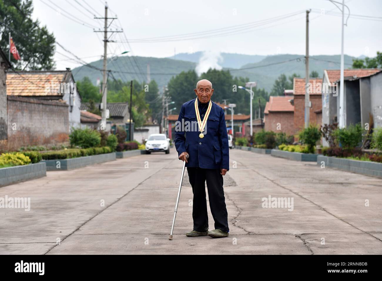 (170706) -- TAIYUAN, 6. Juli 2017 -- Veteran Xu Qimao, 91, steht auf einer Straße im Dorf Xujiagou im Kreis Yuxian, Provinz Shanxi in Nordchina, 6. Juni 2017. Xu, geboren 1926, trat 1944 während des antijapanischen Krieges der chinesischen Armee bei. Am 7. Juli dieses Jahres jährt sich zum 80. Mal der Beginn des achtjährigen Widerstands Chinas gegen die japanische Invasion. China war die erste Nation, die gegen faschistische Kräfte kämpfte. Der Kampf begann am 18. September 1931, als japanische Truppen ihre Invasion in Nordostchina begannen. Sie wurde verstärkt, als Japans Invasion nach einem entscheidenden Schritt begann Stockfoto