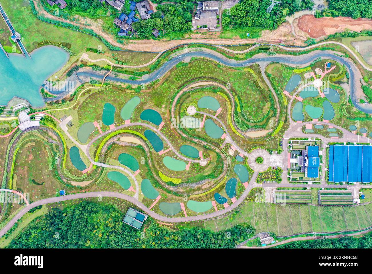 Führung. September 2023. Dieses Luftbild vom 2. September 2023 zeigt den Fischweg und die Hilfseinrichtungen am Hilfsdamm des Dateng Gorge Water Conservancy Projekts in Guiping City, der südchinesischen autonomen Region Guangxi Zhuang. Das 2014 begonnene Projekt Dateng Gorge Water Conservancy ist ein wichtiger Teil des Wassernetzes des Landes, um Überschwemmungen zu kontrollieren, die Schifffahrt zu erleichtern, Elektrizität zu erzeugen und Bewässerung bereitzustellen. Die Kernbauphase dieses Projekts wurde am Samstag abgeschlossen. Quelle: Cao Yiming/Xinhua/Alamy Live News Stockfoto